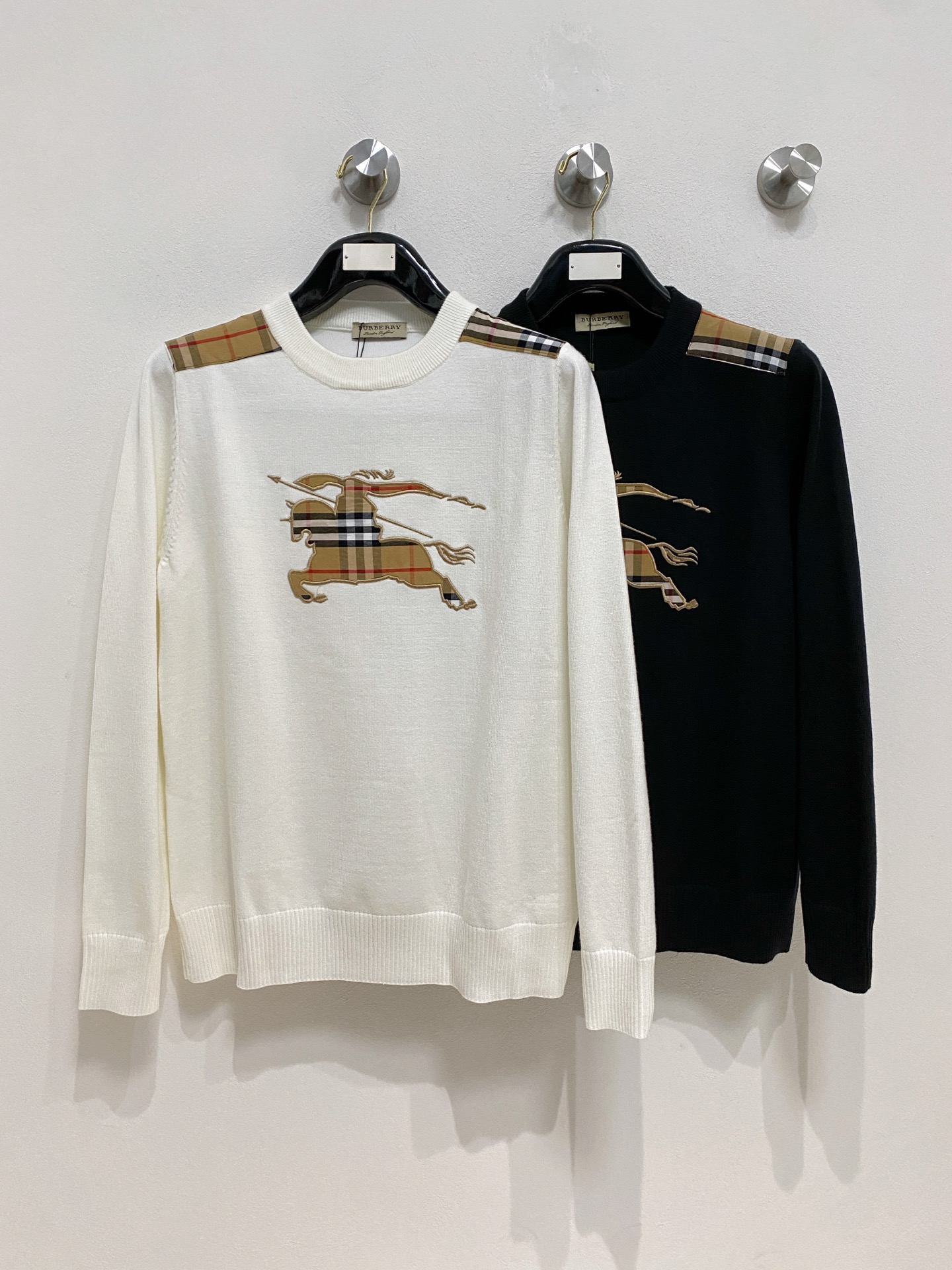 🌾 普拉达 2025新款 羊毛混纺 圆领 长袖 毛衣 羊毛衫 打底衫，高端版本！专柜定制面料 透气舒适度