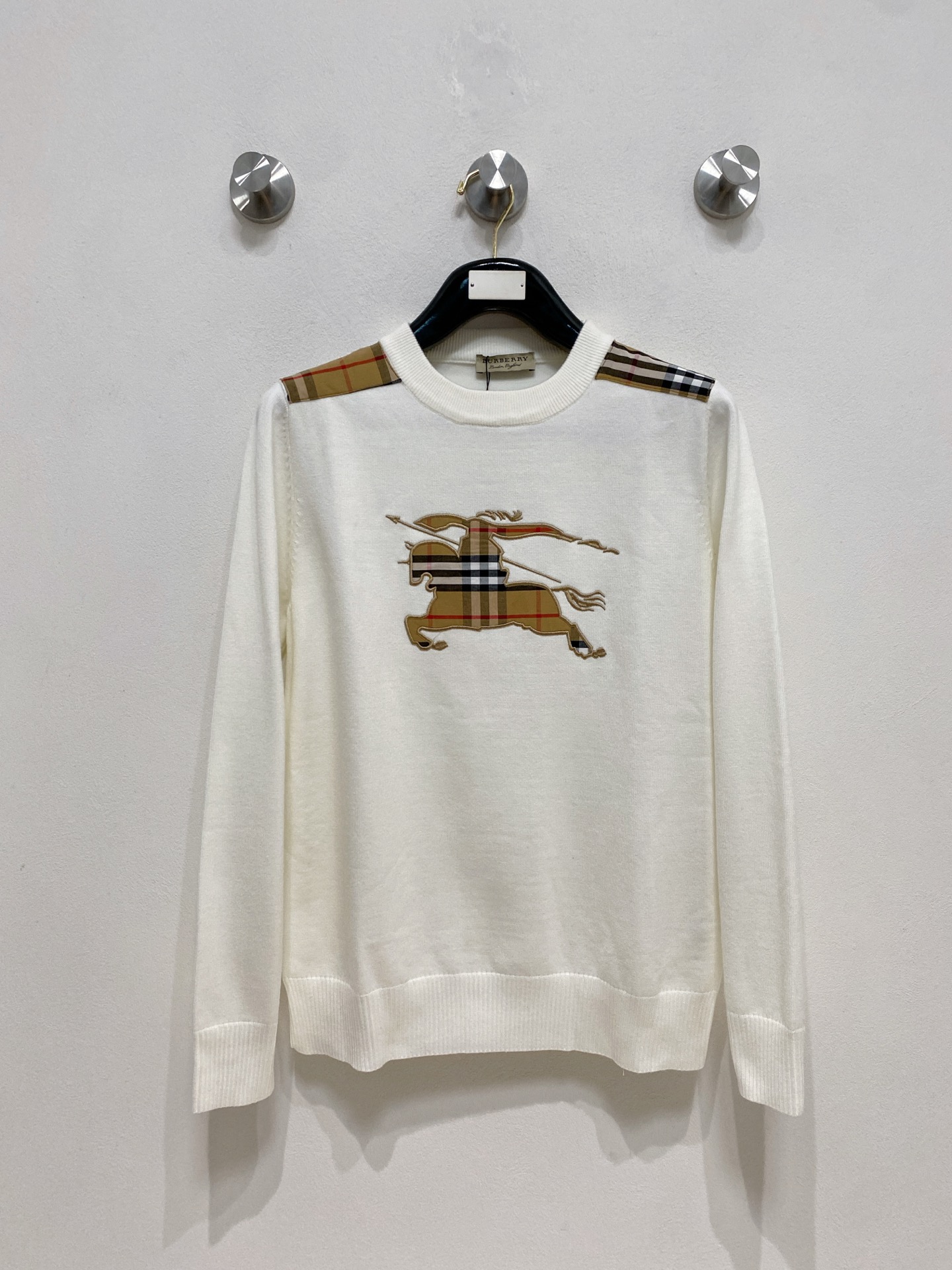 NO:573580,Prada 2025 new wool blended round neck long-sleeved sweater cardigan bottoming sweater, high-end version!  Custom-made fabrics at the counter are highly breathable and comfortable, with impeccable details and brand element design concepts, reflecting high quality. It feels delicate and soft!  It presents a casual cut and the upper body shape is awesome!  Size M-3XL,,prada,sweaters,alexander wang19860909普拉达 2025新款 羊毛混纺 圆领 长袖 毛衣 羊毛衫 打底衫,高端版本！专柜定制面料 透气舒适度高,细节无可挑剔,品牌元素设计理念,体现高品质.手感细腻柔软！呈现休闲裁剪,上身版型超赞！码数M-3XL,,prada,sweaters,alexander wang,Men's clothing