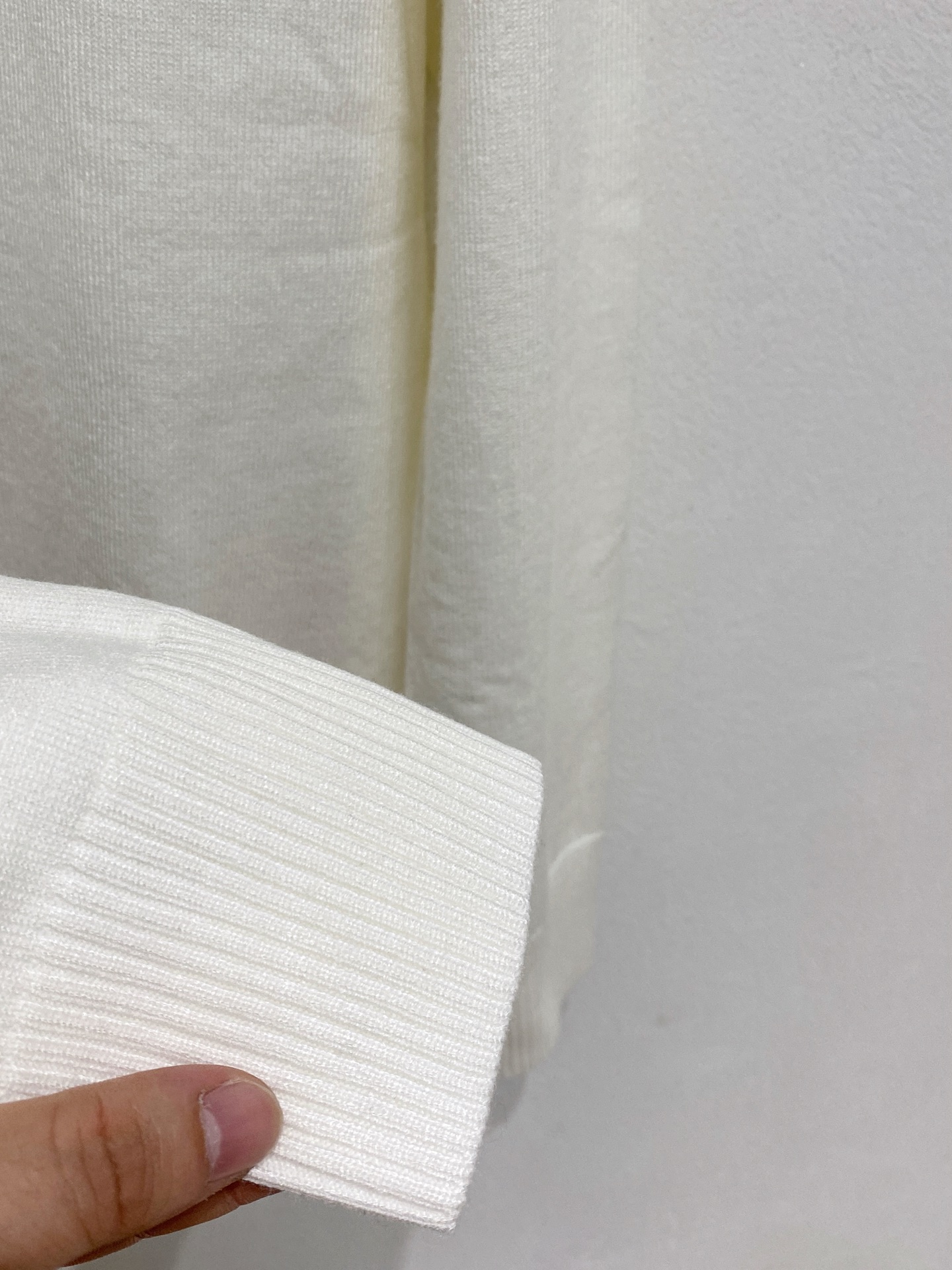 🌾 普拉达 2025新款 羊毛混纺 圆领 长袖 毛衣 羊毛衫 打底衫，高端版本！专柜定制面料 透气舒适度