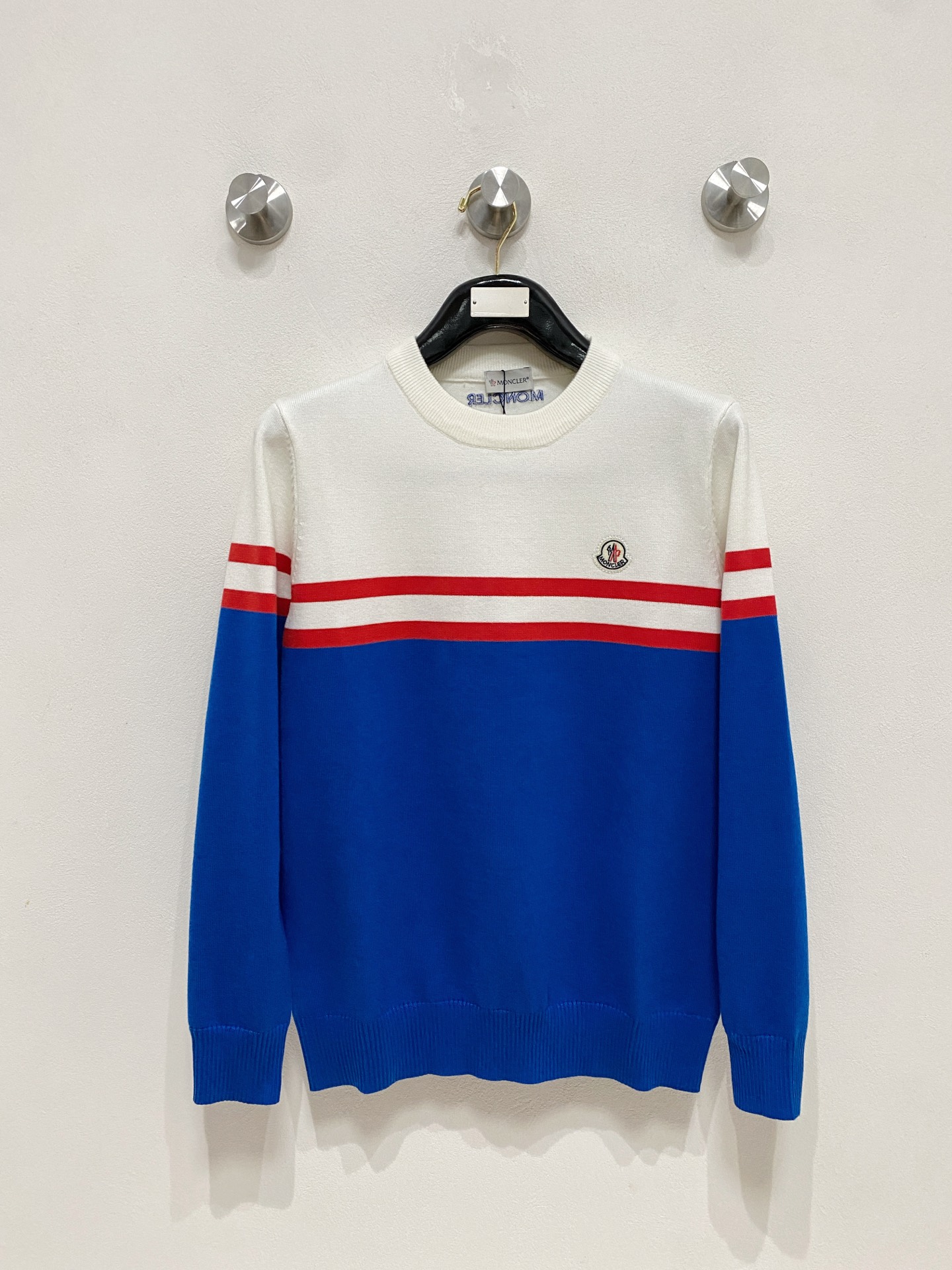 NO:573583,Mouth 2025 new wool blended round neck long sleeve sweater cardigan bottoming sweater, high-end version!  Custom-made fabrics at the counter are highly breathable and comfortable, with impeccable details and brand element design concepts, reflecting high quality. It feels delicate and soft!  It presents a casual cut and the upper body shape is awesome!  Size M-3XL,,Moncler,sweaters,alexander wang19860909蒙口 2025新款 羊毛混纺 圆领 长袖 毛衣 羊毛衫 打底衫,高端版本！专柜定制面料 透气舒适度高,细节无可挑剔,品牌元素设计理念,体现高品质.手感细腻柔软！呈现休闲裁剪,上身版型超赞！码数M-3XL,,Moncler,sweaters,alexander wang,Men's clothing