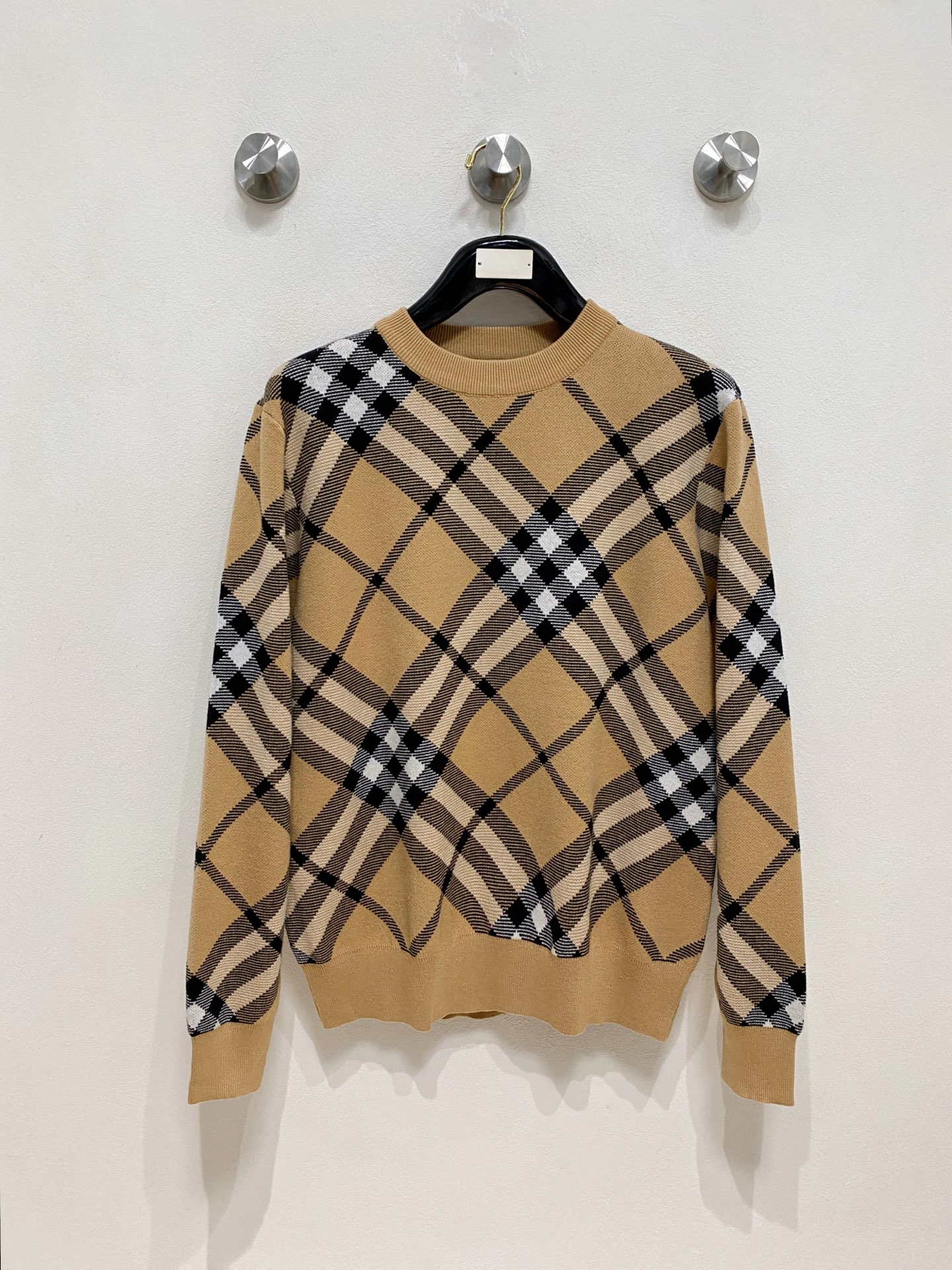 NO:573615,Burberry 2025 new wool blended round neck long-sleeved sweater cardigan bottoming sweater, high-end version!  Custom-made fabrics at the counter are highly breathable and comfortable, with impeccable details and brand element design concepts, reflecting high quality. It feels delicate and soft!  It presents a casual cut and the upper body shape is awesome!  Size M-3XL,,burberry,sweaters,alexander wang19860909巴宝莉 2025新款 羊毛混纺 圆领 长袖 毛衣 羊毛衫 打底衫,高端版本！专柜定制面料 透气舒适度高,细节无可挑剔,品牌元素设计理念,体现高品质.手感细腻柔软！呈现休闲裁剪,上身版型超赞！码数M-3XL,,burberry,sweaters,alexander wang,Men's clothing