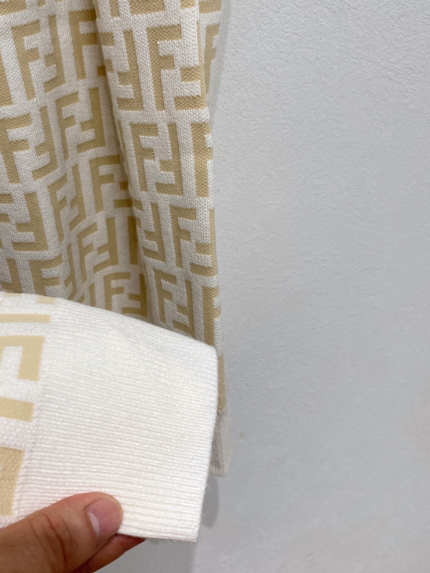 🌾 芬迪 2025新款 羊毛混纺 圆领 长袖 毛衣 羊毛衫 打底衫，高端版本！专柜定制面料 透气舒适度高