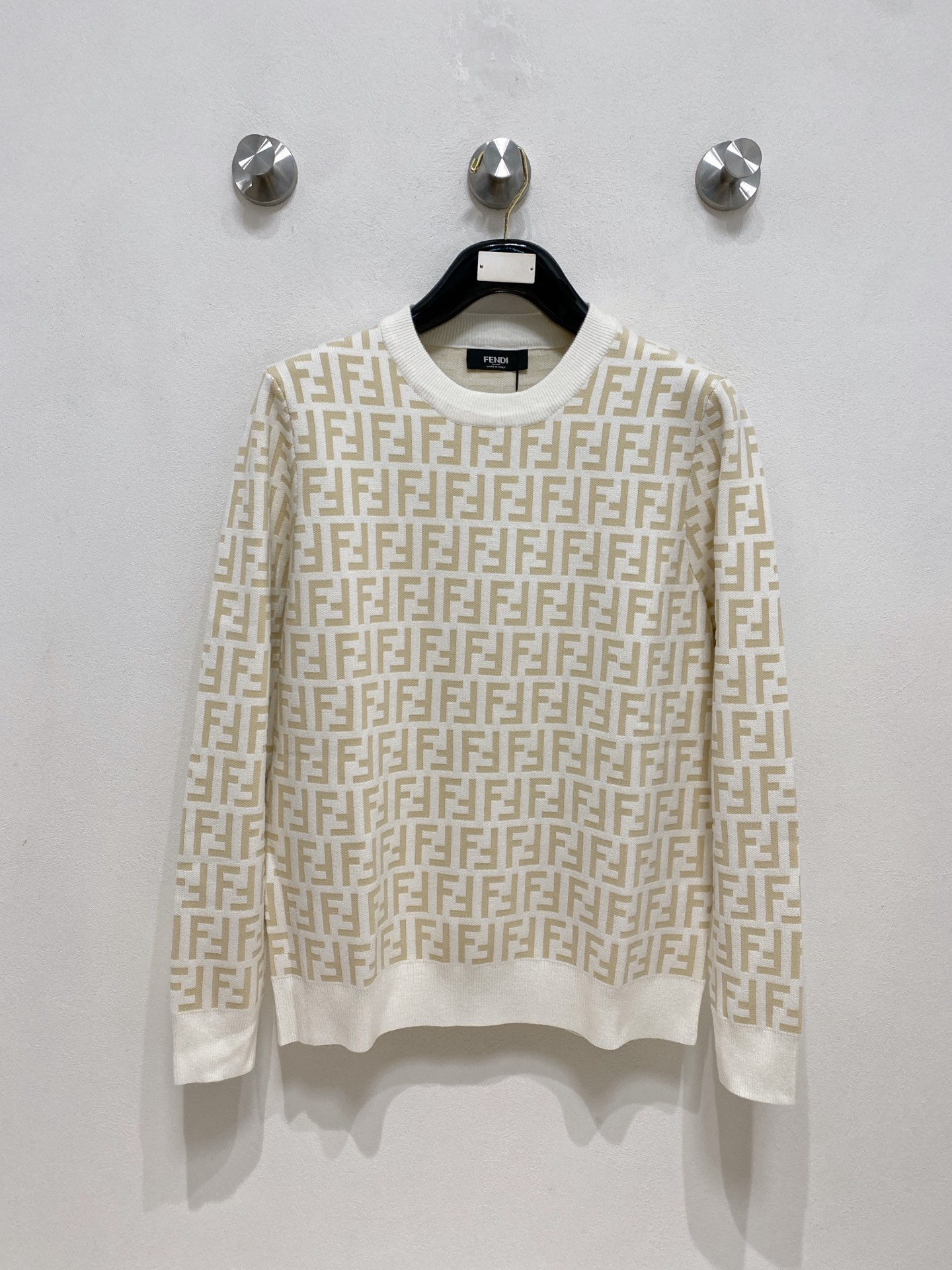 NO:573617,Fendi 2025 new wool blended round neck long-sleeved sweater cardigan bottoming sweater, high-end version!  Custom-made fabrics at the counter are highly breathable and comfortable, with impeccable details and brand element design concepts, reflecting high quality. It feels delicate and soft!  It presents a casual cut and the upper body shape is awesome!  Size M-3XL,,fendi,sweaters,alexander wang19860909芬迪 2025新款 羊毛混纺 圆领 长袖 毛衣 羊毛衫 打底衫,高端版本！专柜定制面料 透气舒适度高,细节无可挑剔,品牌元素设计理念,体现高品质.手感细腻柔软！呈现休闲裁剪,上身版型超赞！码数M-3XL,,fendi,sweaters,alexander wang,Men's clothing