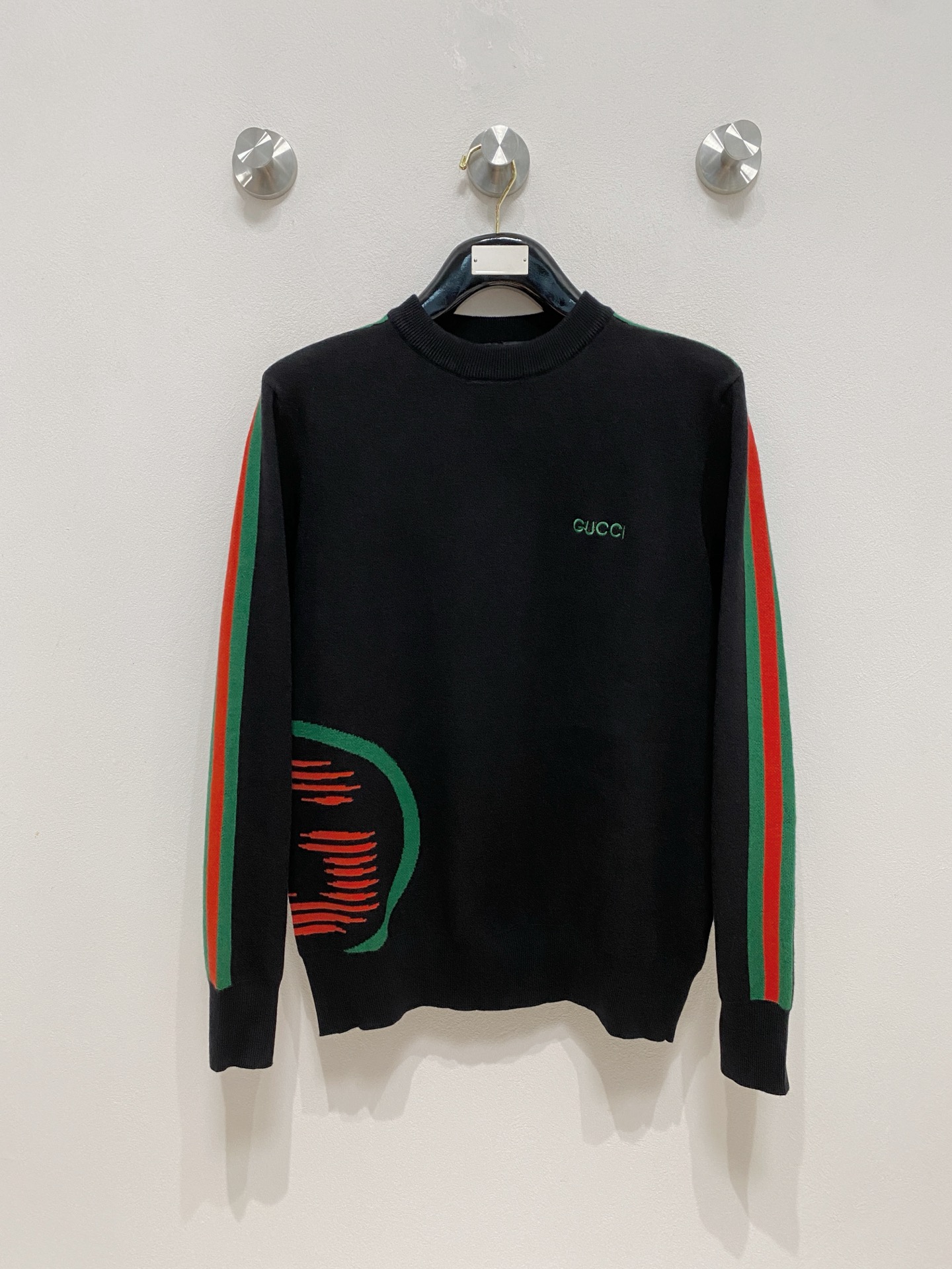 NO:573621,Gucci 2025 new wool blended round neck long sleeve sweater cardigan bottoming sweater, high-end version!  Custom-made fabrics at the counter are highly breathable and comfortable, with impeccable details and brand element design concepts, reflecting high quality. It feels delicate and soft!  It presents a casual cut and the upper body shape is awesome!  Size M-3XL,,gucci,sweaters,alexander wang19860909古驰 2025新款 羊毛混纺 圆领 长袖 毛衣 羊毛衫 打底衫,高端版本！专柜定制面料 透气舒适度高,细节无可挑剔,品牌元素设计理念,体现高品质.手感细腻柔软！呈现休闲裁剪,上身版型超赞！码数M-3XL,,gucci,sweaters,alexander wang,Men's clothing