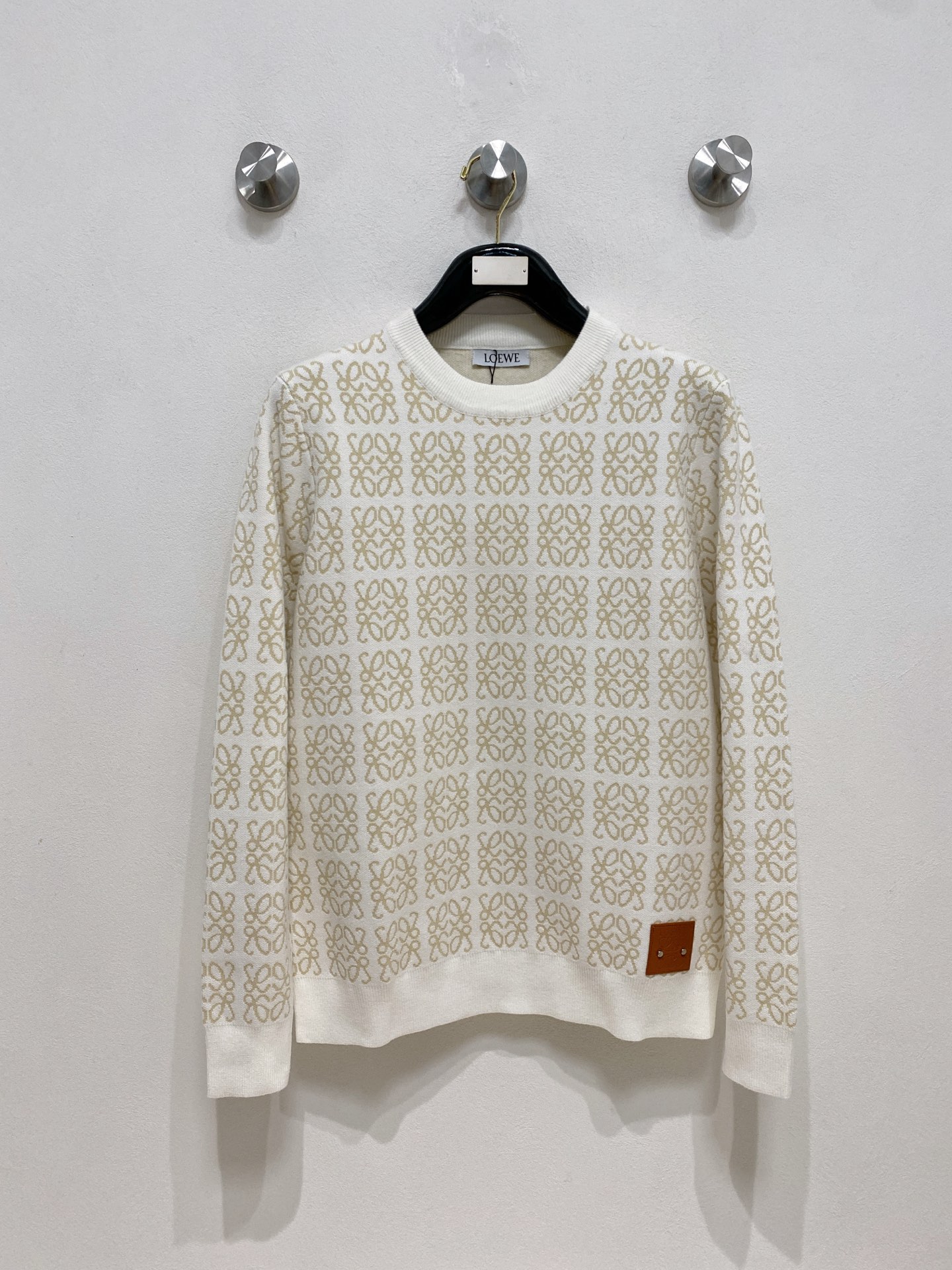 NO:573606,Loewe 2025 new wool blended round neck long-sleeved sweater cardigan bottoming sweater, high-end version!  Custom-made fabrics at the counter are highly breathable and comfortable, with impeccable details and brand element design concepts, reflecting high quality. It feels delicate and soft!  It presents a casual cut and the upper body shape is awesome!  Size M-3XL,,loewe,sweaters,alexander wang19860909罗意威 2025新款 羊毛混纺 圆领 长袖 毛衣 羊毛衫 打底衫,高端版本！专柜定制面料 透气舒适度高,细节无可挑剔,品牌元素设计理念,体现高品质.手感细腻柔软！呈现休闲裁剪,上身版型超赞！码数M-3XL,,loewe,sweaters,alexander wang,Men's clothing