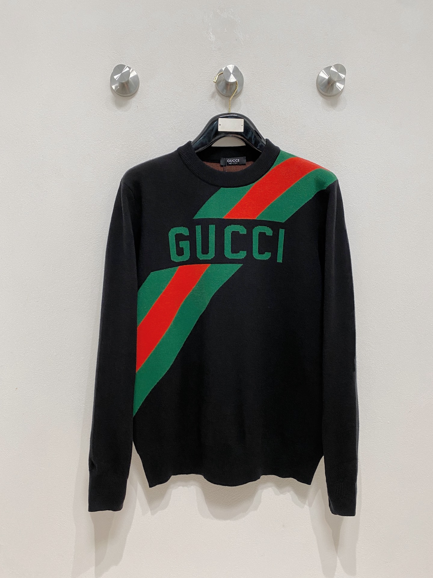 NO:573592,Gucci 2025 new wool blended round neck long sleeve sweater cardigan bottoming sweater, high-end version!  Custom-made fabrics at the counter are highly breathable and comfortable, with impeccable details and brand element design concepts, reflecting high quality. It feels delicate and soft!  It presents a casual cut and the upper body shape is awesome!  Size M-3XL,,gucci,sweaters,alexander wang19860909古驰 2025新款 羊毛混纺 圆领 长袖 毛衣 羊毛衫 打底衫,高端版本！专柜定制面料 透气舒适度高,细节无可挑剔,品牌元素设计理念,体现高品质.手感细腻柔软！呈现休闲裁剪,上身版型超赞！码数M-3XL,,gucci,sweaters,alexander wang,Men's clothing