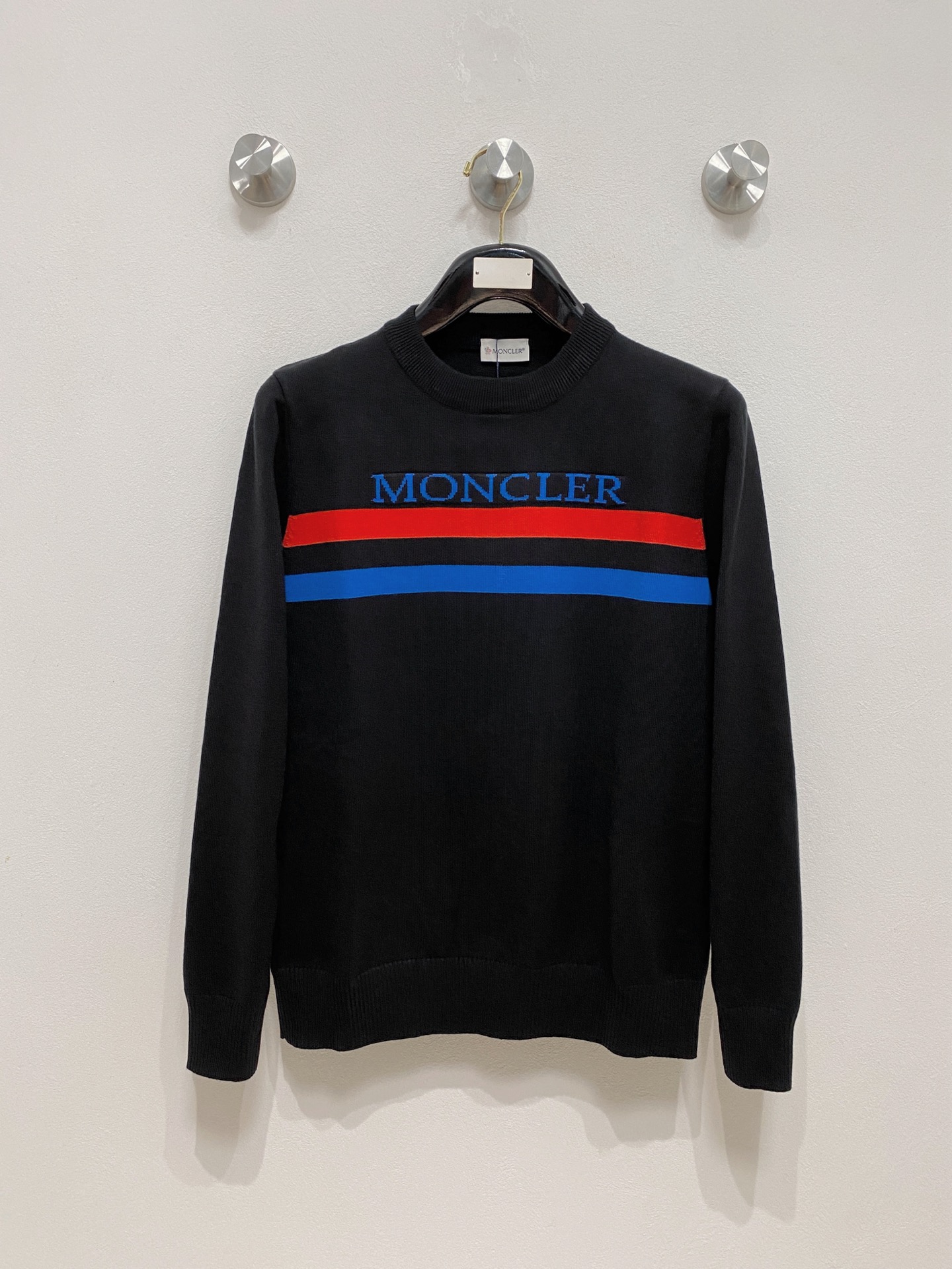 NO:573598,Mouth 2025 new wool blended round neck long sleeve sweater cardigan bottoming sweater, high-end version!  Custom-made fabrics at the counter are highly breathable and comfortable, with impeccable details and brand element design concepts, reflecting high quality. It feels delicate and soft!  It presents a casual cut and the upper body shape is awesome!  Size M-3XL,,Moncler,sweaters,alexander wang19860909蒙口 2025新款 羊毛混纺 圆领 长袖 毛衣 羊毛衫 打底衫,高端版本！专柜定制面料 透气舒适度高,细节无可挑剔,品牌元素设计理念,体现高品质.手感细腻柔软！呈现休闲裁剪,上身版型超赞！码数M-3XL,,Moncler,sweaters,alexander wang,Men's clothing