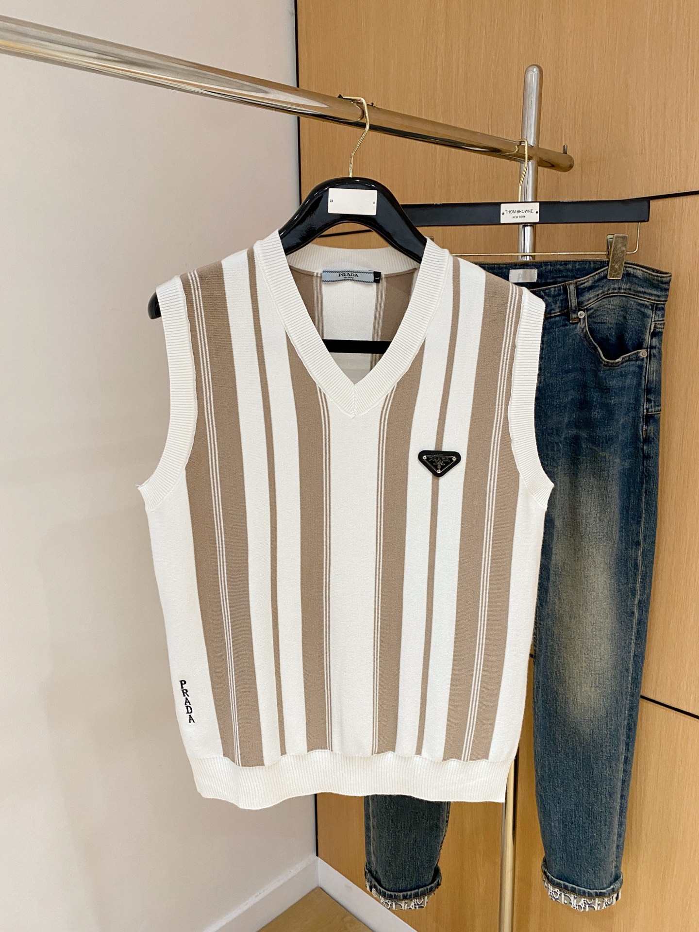 NO:538425,Prada 25ss [New Product] Autumn and Winter Casual Knitted Vest Sweater!  The clothes feel soft and skin-friendly, visually exquisite, textured, noble, very simple and quality. The unique neutral tone instantly illuminates your overall look, the classic and fashion blend simple without losing style. Just be both business and casual, versatile and not picky!  M-3XL, prada, sweaters, alexander wang19860909普拉达25ss【新品】秋冬休闲针织背心毛衣！衣服触感柔软亲肤,视觉上很精致、有质感、高贵,非常简单也很显品质.独特的中性色调,瞬间点亮你的整体造型,经典与时尚融合简约而不失格调.商务休闲俩即可,百搭不挑！M-3XL,,prada,sweaters,alexander wang,Men's clothing