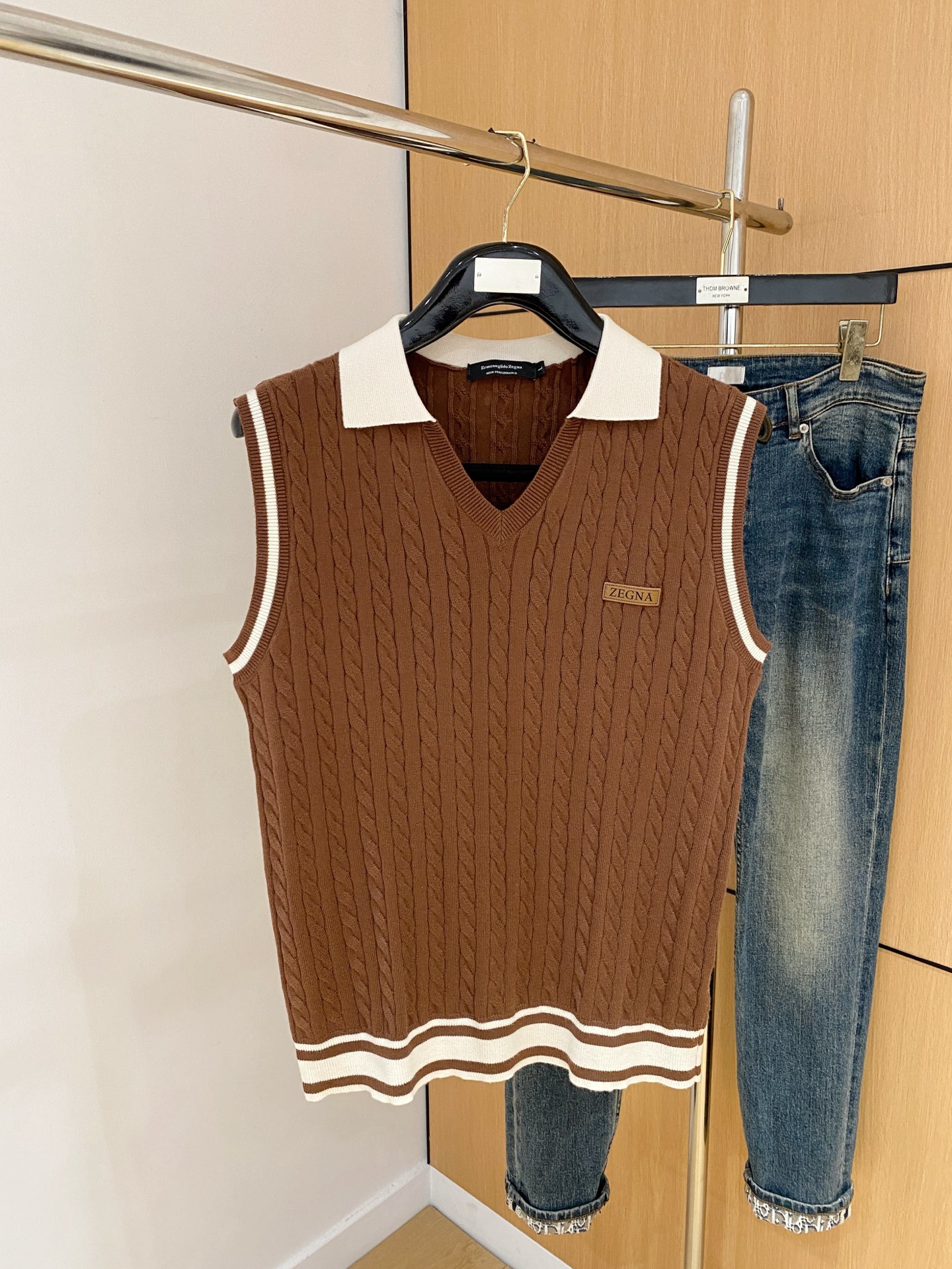 NO:538427,Zenia 25ss [New Product] Autumn and Winter Casual Knitted Vest Sweater!  The clothes feel soft and skin-friendly, visually exquisite, textured, noble, very simple and quality. The unique neutral tone instantly illuminates your overall look, the classic and fashion blend simple without losing style. Just be both business and casual, versatile and not picky!  M-3XL, zegna, sweaters, alexander wang19860909杰尼亚25ss【新品】秋冬休闲针织背心毛衣！衣服触感柔软亲肤,视觉上很精致、有质感、高贵,非常简单也很显品质.独特的中性色调,瞬间点亮你的整体造型,经典与时尚融合简约而不失格调.商务休闲俩即可,百搭不挑！M-3XL,,zegna,sweaters,alexander wang,Men's clothing