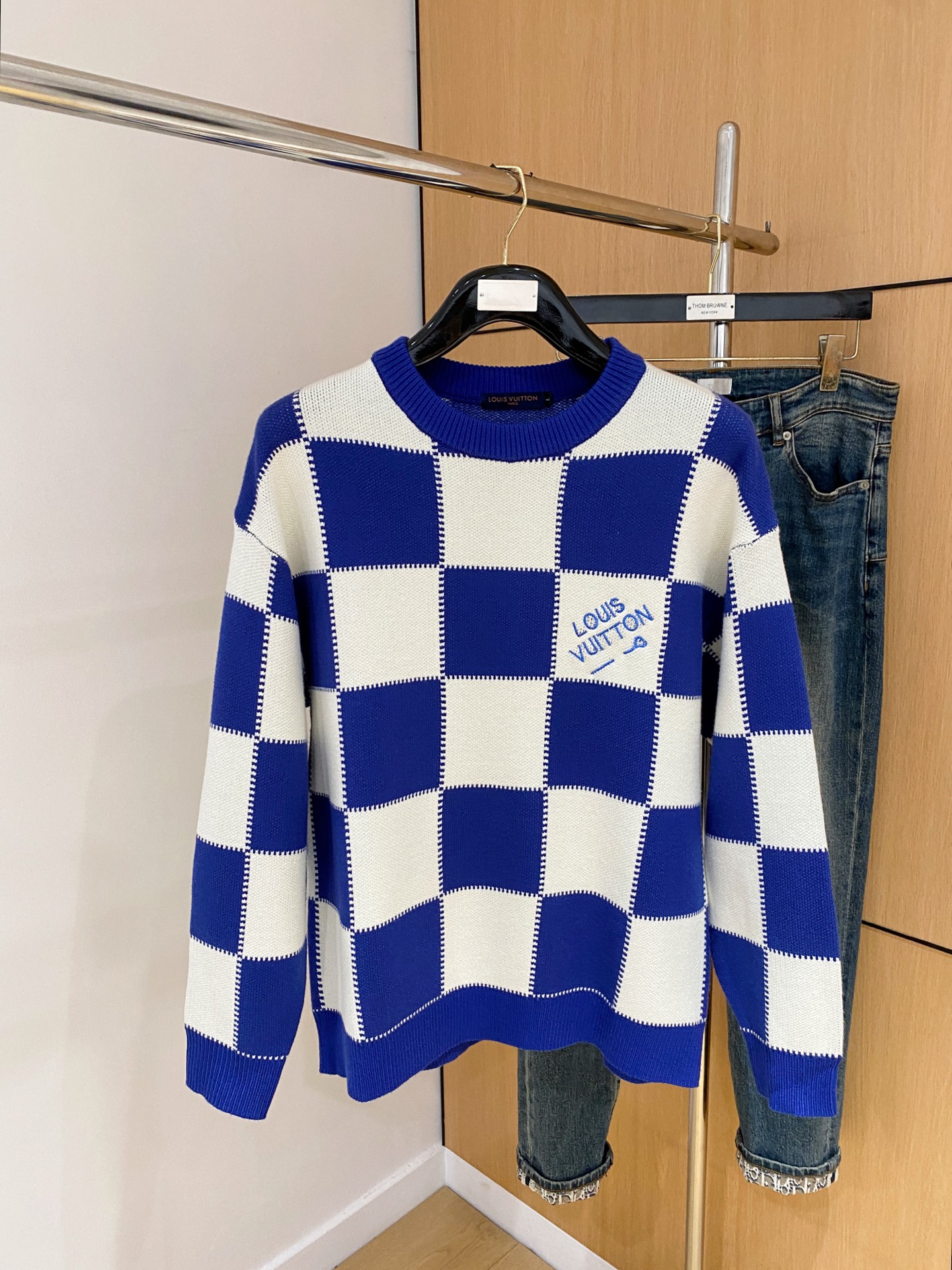 NO:538431,LV 25ss [New Product] Casual Knitted Round Neck Sweater in Autumn and Winter!  The clothes feel soft and skin-friendly, visually exquisite, textured, noble, very simple and quality. The unique neutral tone instantly illuminates your overall look, the classic and fashion blend simple without losing style. Just be both business and casual, versatile and not picky!  M-3XL, louis vuitton,sweaters,alexander wang19860909LV 25ss【新品】秋冬休闲针织圆领毛衣！衣服触感柔软亲肤,视觉上很精致、有质感、高贵,非常简单也很显品质.独特的中性色调,瞬间点亮你的整体造型,经典与时尚融合简约而不失格调.商务休闲俩即可,百搭不挑！M-3XL,,louis vuitton,sweaters,alexander wang,Men's clothing