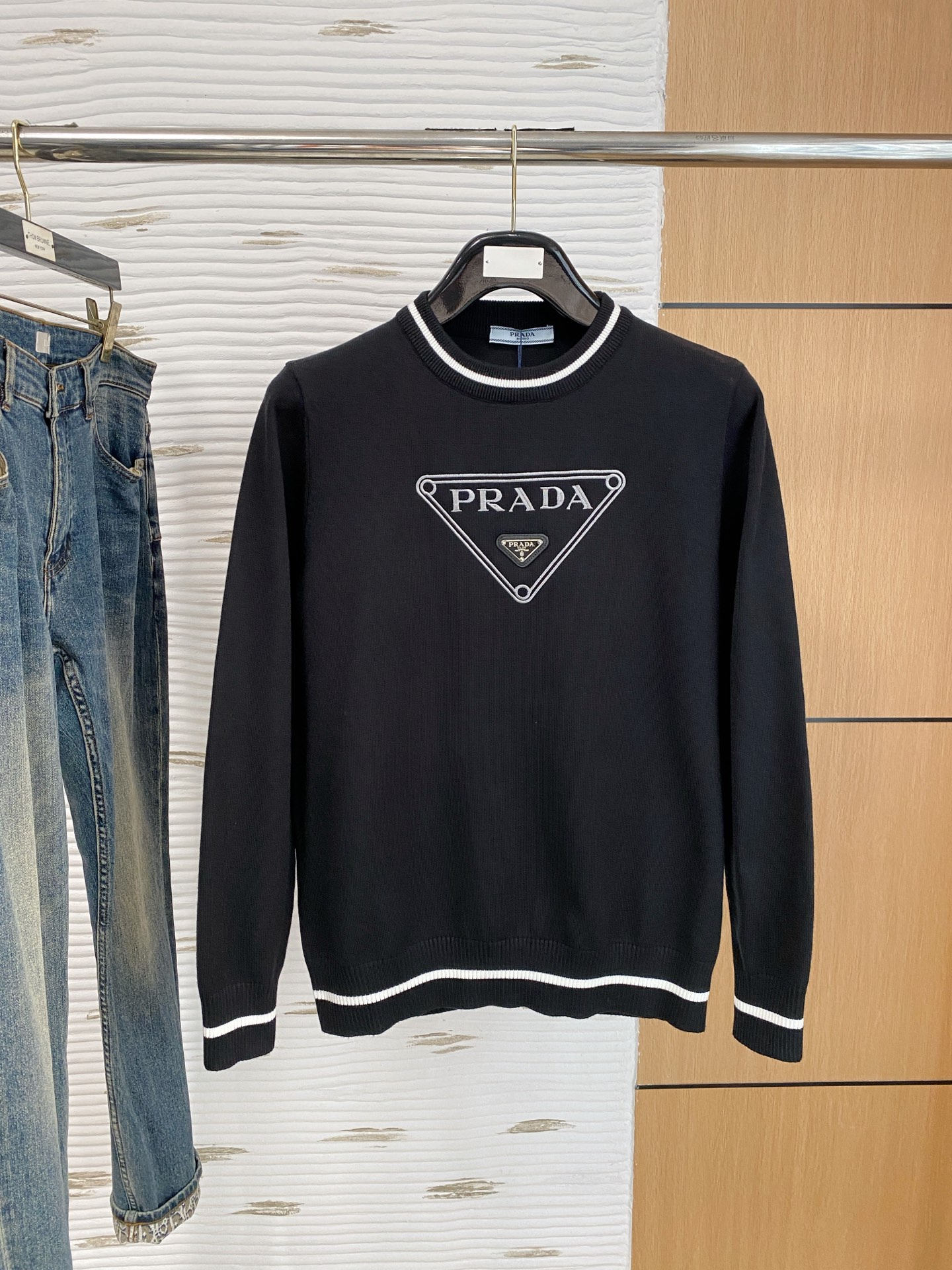 Pull Prada Homme en Laine Mélangée avec Logo Triangle Iconique