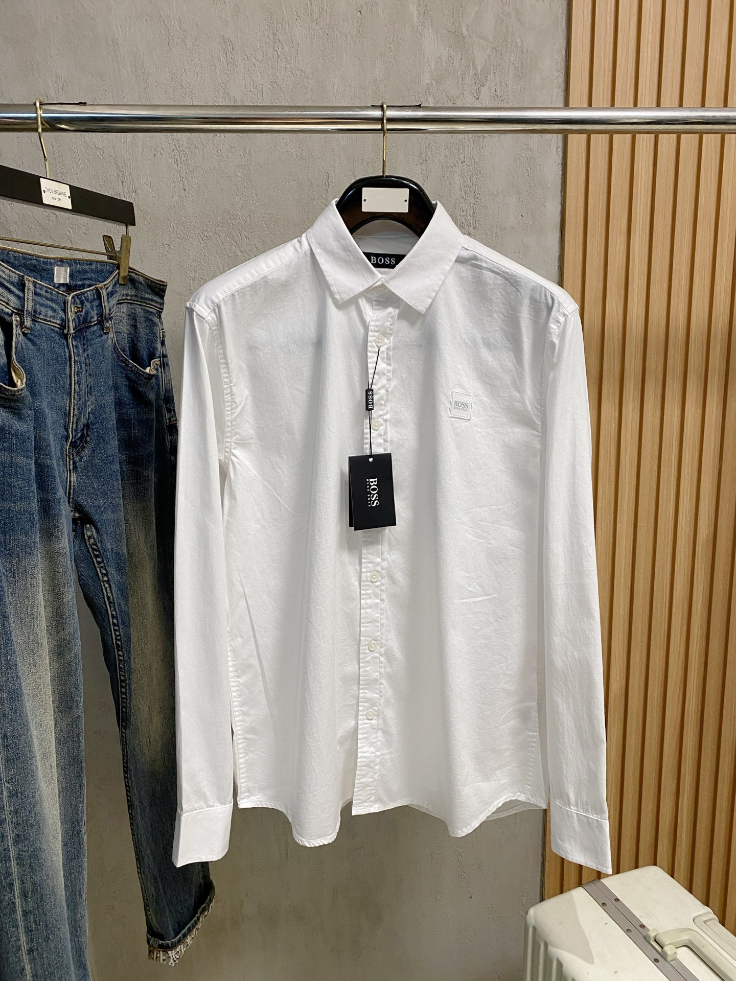 NO:531659,Boss 2025ss Spring and Summer Fashion Short-sleeved Shirts, Trading Company Channel Products, the quality is perfect, it belongs to the cabinet level, predictable hot product, high-end custom imported long-length cotton fabric, master-level tailoring, invincible texture, excellent skin-friendly, very outstanding aesthetic design, exquisite craftsmanship, smooth lines, perfect matching!  Easy to upgrade the sense of fashion, with high recognition, excellent upper body effect, extremely exquisite workmanship, neat and meticulous routes, and can be matched for business or daily leisure!  Counter size M-2xl,shirts,T-shirt,alexander wang19860909boss 2025ss春夏时尚大爆款短袖衬衫,贸易公司渠道货,品相完美如斯,属于入柜级别,可预见性的爆款,高级定制进口长绒棉面料,大师级剪裁,质感无敌,亲肤性极佳,非常出彩的美学设计,工艺精湛,线条流畅,完美搭配！轻松将时髦感进阶,有着高强辨识度,上身效果超赞,做工极为考究严谨,走线工整细致,商务抑或日常休闲均可搭配！专柜尺码 M-2xl,,shirts,T-shirt,alexander wang,Men's clothing