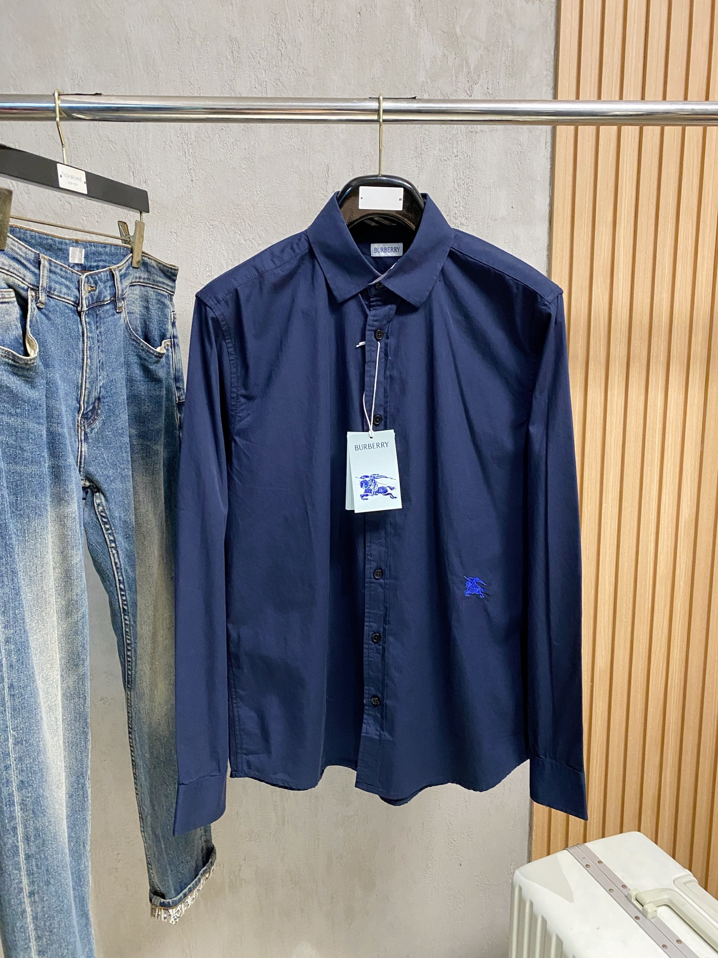 NO:531656,Burberry 2025ss spring and summer fashion short-sleeved shirt, trading company channel goods, perfect appearance, belonging to the cabinet level, predictable hot product, high-end custom imported long-length cotton fabric, master-level tailoring, invincible texture, excellent skin-friendly, very outstanding aesthetic design, exquisite craftsmanship, smooth lines, perfect matching!  Easy to upgrade the sense of fashion, with high recognition, excellent upper body effect, extremely exquisite workmanship, neat and meticulous routes, and can be matched for business or daily leisure!  Counter size M-2xl, burberry,shirts,T-shirt,alexander wang19860909巴宝莉 2025ss春夏时尚大爆款短袖衬衫,贸易公司渠道货,品相完美如斯,属于入柜级别,可预见性的爆款,高级定制进口长绒棉面料,大师级剪裁,质感无敌,亲肤性极佳,非常出彩的美学设计,工艺精湛,线条流畅,完美搭配！轻松将时髦感进阶,有着高强辨识度,上身效果超赞,做工极为考究严谨,走线工整细致,商务抑或日常休闲均可搭配！专柜尺码 M-2xl,,burberry,shirts,T-shirt,alexander wang,Men's clothing