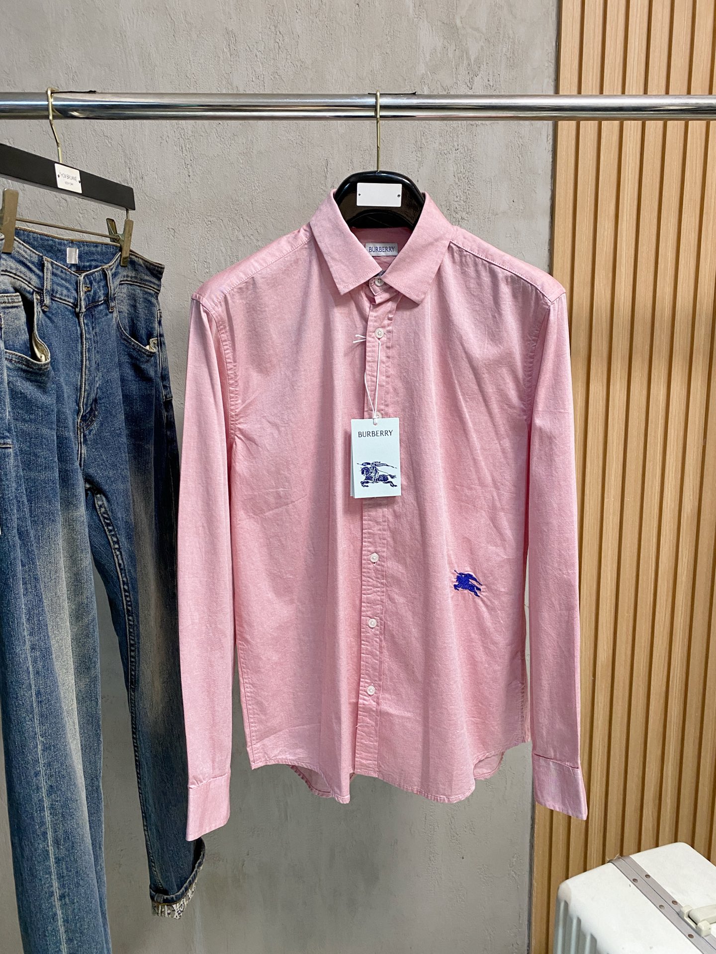 巴宝莉 2025ss春夏时尚大爆款短袖衬衫，贸易公司渠道货，品相完美如斯，属于入柜级别，可预见性的爆款，