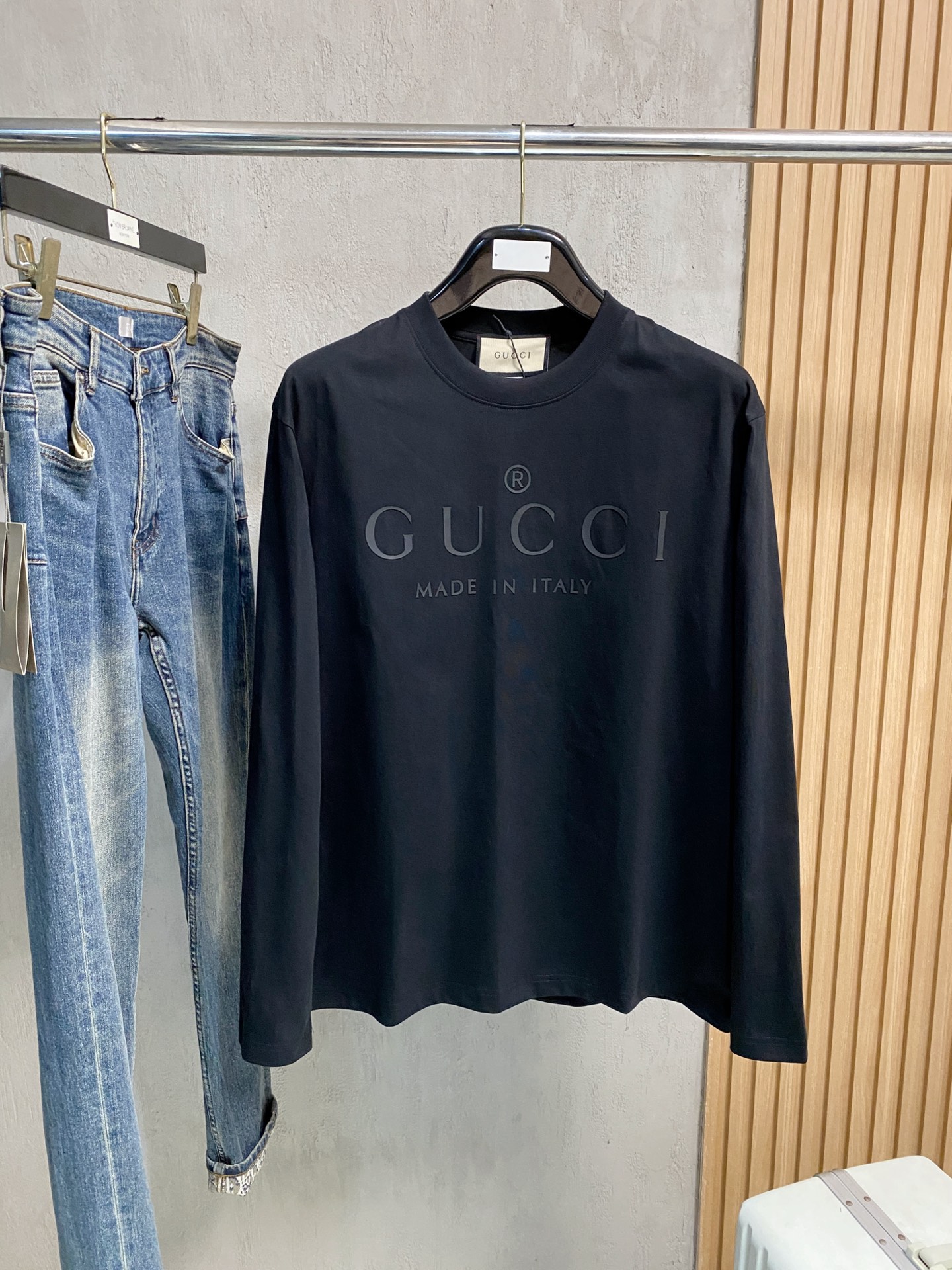 NO:531636,High-version Gucci 2025 new classic round neck long sleeves, fashionable and versatile classic elements create exquisite craftsmanship counter fabrics, top-level elements are fusion, classic short sleeves 3 standards complete, trendy men's fashion, whether it is the comfort of the upper body or it is an incomparable existence, a must-have for male gods. Code number XS-XL, gucci, T-shirt, alexander wang19860909高版本 古驰 2025新款经典圆领长袖 时尚百搭经典元素打造精致工艺专柜面料,顶级元素融合打造,经典短袖3标齐全,潮男时尚,无论是上身舒适度还是都是无可比拟的存在,男神必备.码数XS-XL,,gucci,T-shirt,alexander wang,Men's clothing