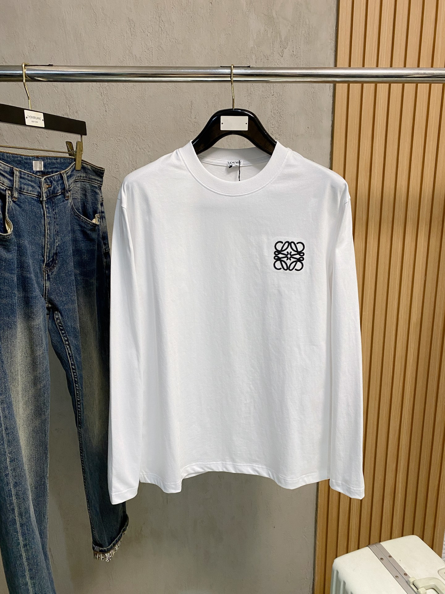 NO:531639,High-version Luo Yiwei 2025 new classic round neck long sleeves, fashionable and versatile classic elements create exquisite craftsmanship counter fabrics, top-level elements are fusion, classic short sleeves 3 standards complete, trendy men's fashion, whether it is the comfort of the upper body or it is an incomparable existence, a must-have for male gods. Code number XS-XL, loewe, T-shirt, alexander wang19860909高版本 罗意威 2025新款经典圆领长袖 时尚百搭经典元素打造精致工艺专柜面料,顶级元素融合打造,经典短袖3标齐全,潮男时尚,无论是上身舒适度还是都是无可比拟的存在,男神必备.码数XS-XL,,loewe,T-shirt,alexander wang,Men's clothing