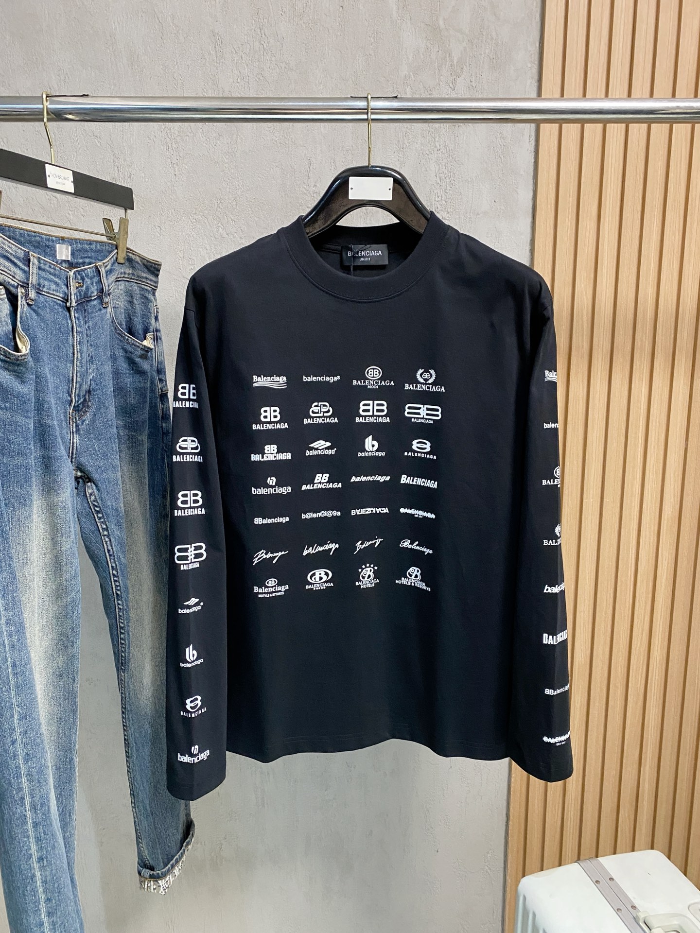 高版本 巴黎 2025新款经典圆领长袖 时尚百搭经典元素打造精致工艺专柜面料，顶级元素融合打造，经典短袖