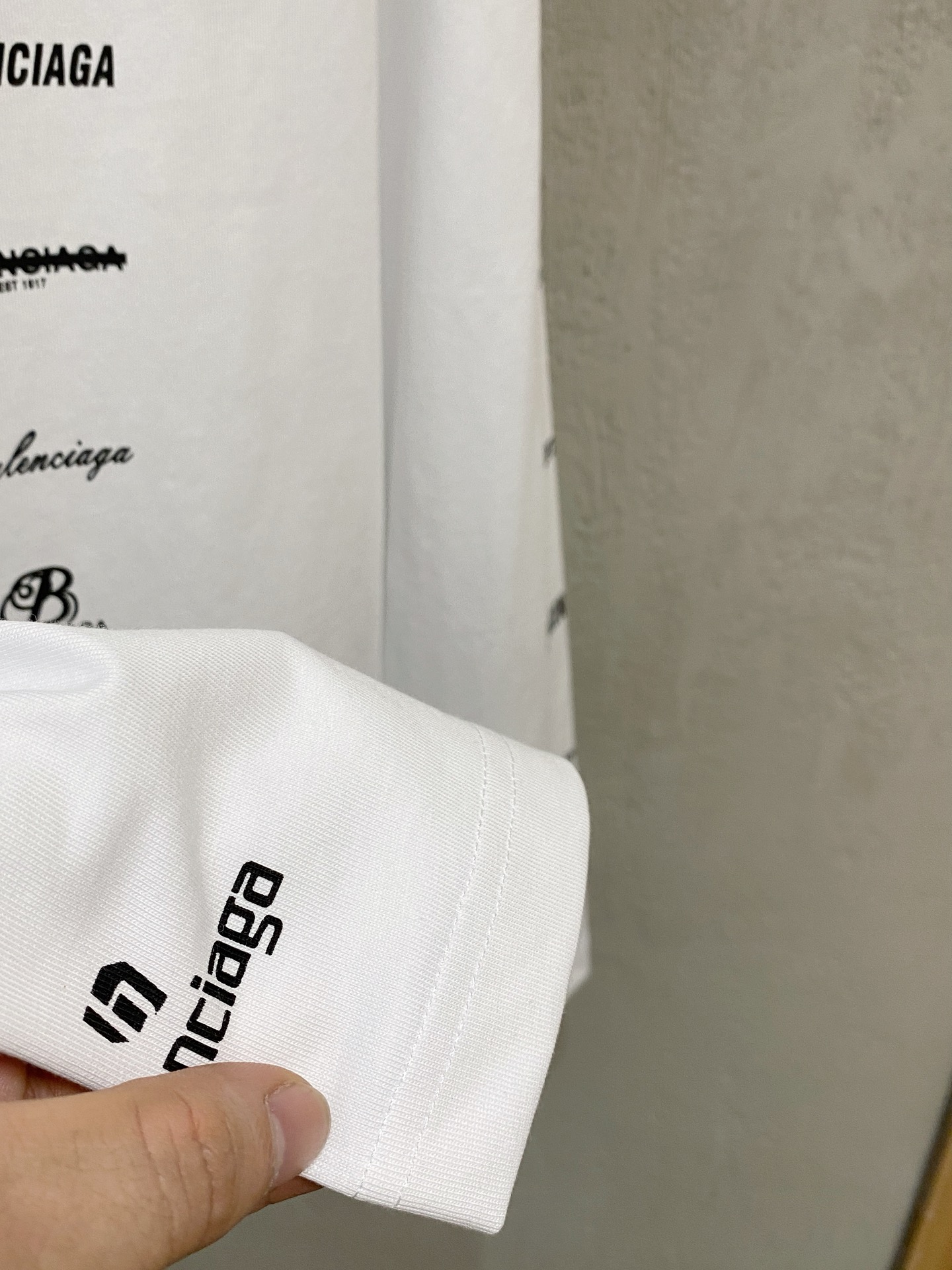 高版本 巴黎 2025新款经典圆领长袖 时尚百搭经典元素打造精致工艺专柜面料，顶级元素融合打造，经典短袖