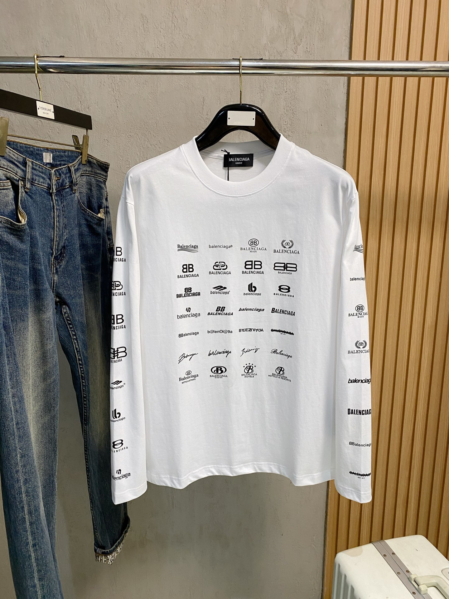 高版本 巴黎 2025新款经典圆领长袖 时尚百搭经典元素打造精致工艺专柜面料，顶级元素融合打造，经典短袖