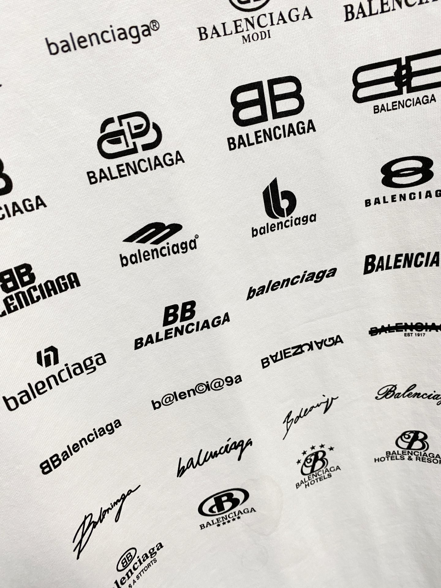 高版本 巴黎 2025新款经典圆领长袖 时尚百搭经典元素打造精致工艺专柜面料，顶级元素融合打造，经典短袖