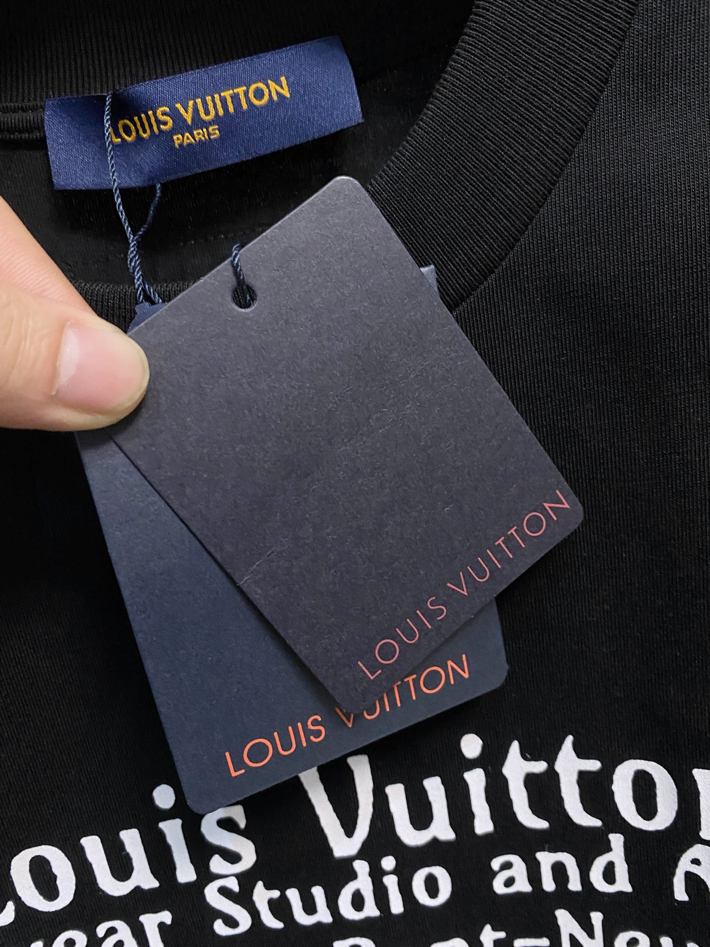 高版本 Lv 2025新款经典圆领长袖 时尚百搭经典元素打造精致工艺专柜面料，顶级元素融合打造，经典短袖