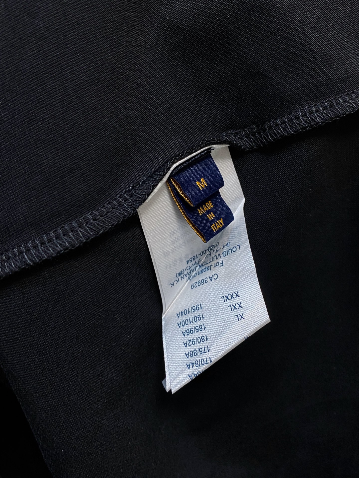 高版本 Lv 2025新款经典圆领长袖 时尚百搭经典元素打造精致工艺专柜面料，顶级元素融合打造，经典短袖