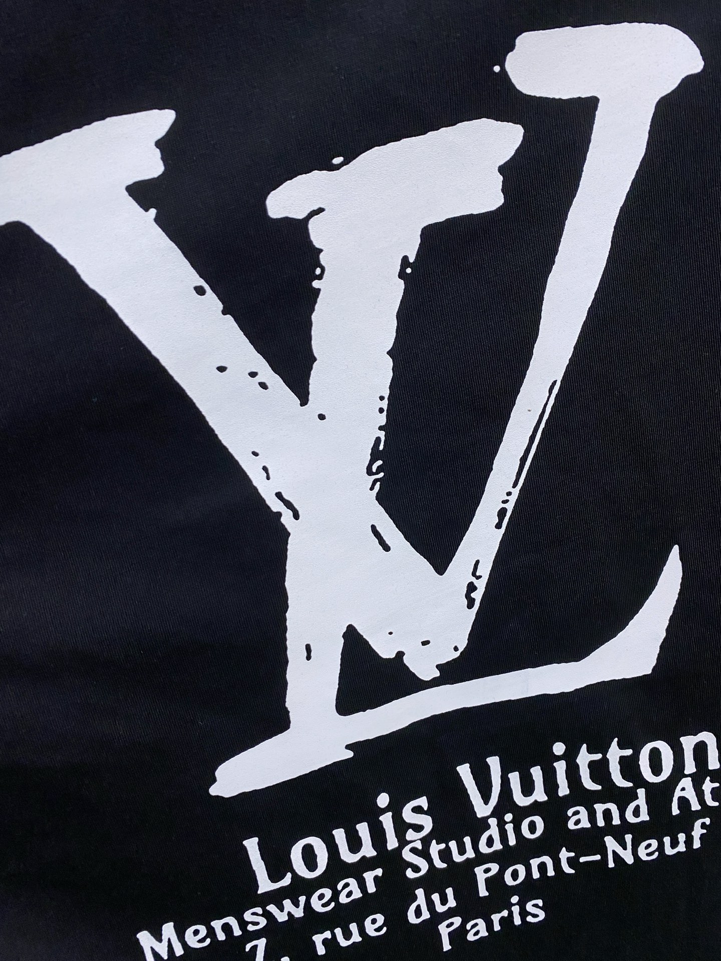 高版本 Lv 2025新款经典圆领长袖 时尚百搭经典元素打造精致工艺专柜面料，顶级元素融合打造，经典短袖