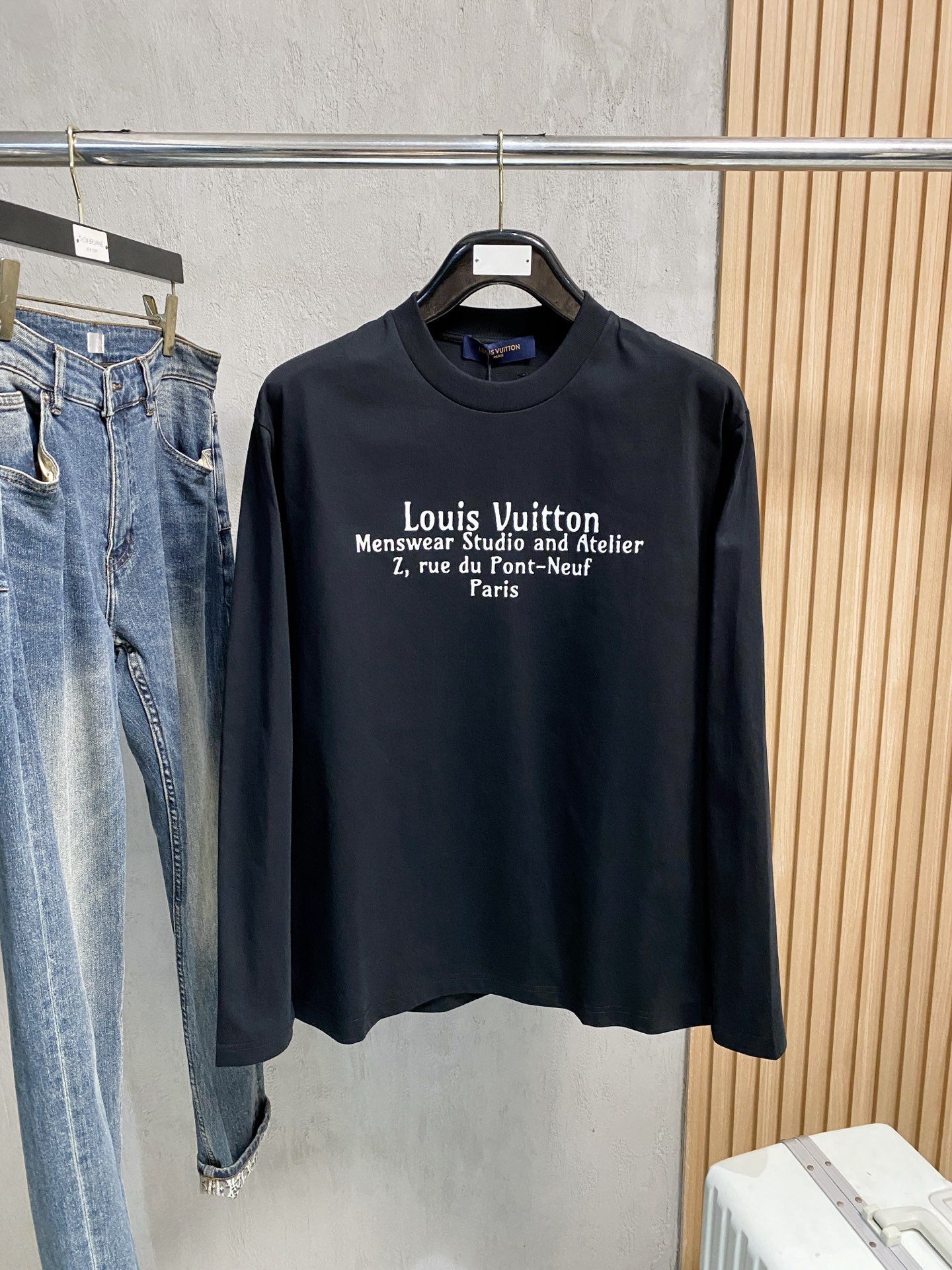 高版本 Lv 2025新款经典圆领长袖 时尚百搭经典元素打造精致工艺专柜面料，顶级元素融合打造，经典短袖