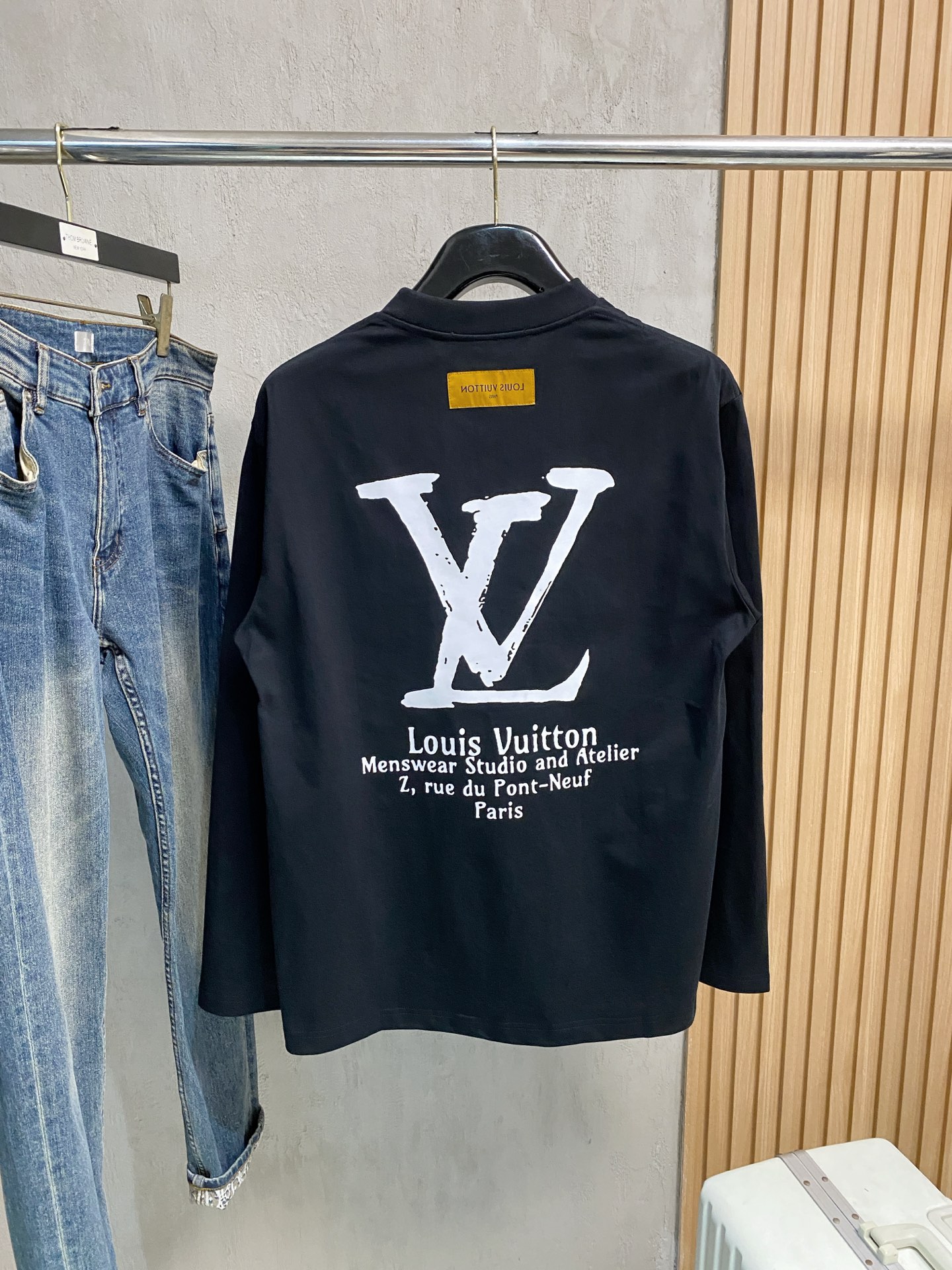 高版本 Lv 2025新款经典圆领长袖 时尚百搭经典元素打造精致工艺专柜面料，顶级元素融合打造，经典短袖