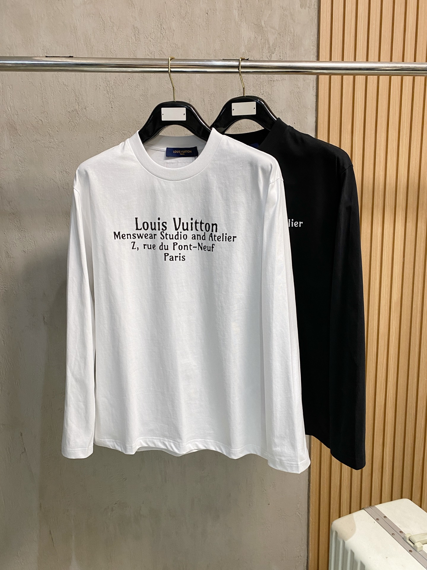 高版本 Lv 2025新款经典圆领长袖 时尚百搭经典元素打造精致工艺专柜面料，顶级元素融合打造，经典短袖