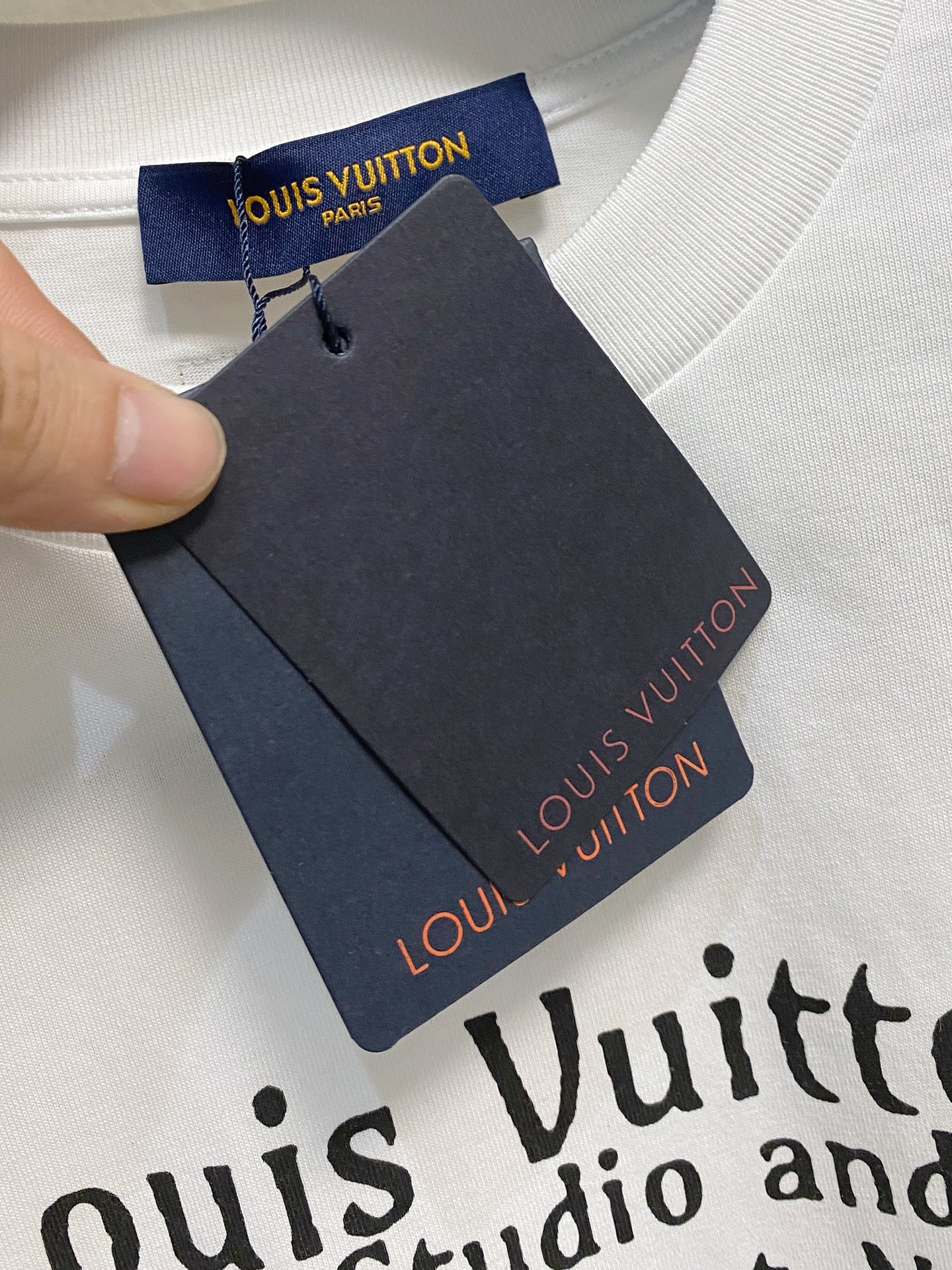 高版本 Lv 2025新款经典圆领长袖 时尚百搭经典元素打造精致工艺专柜面料，顶级元素融合打造，经典短袖