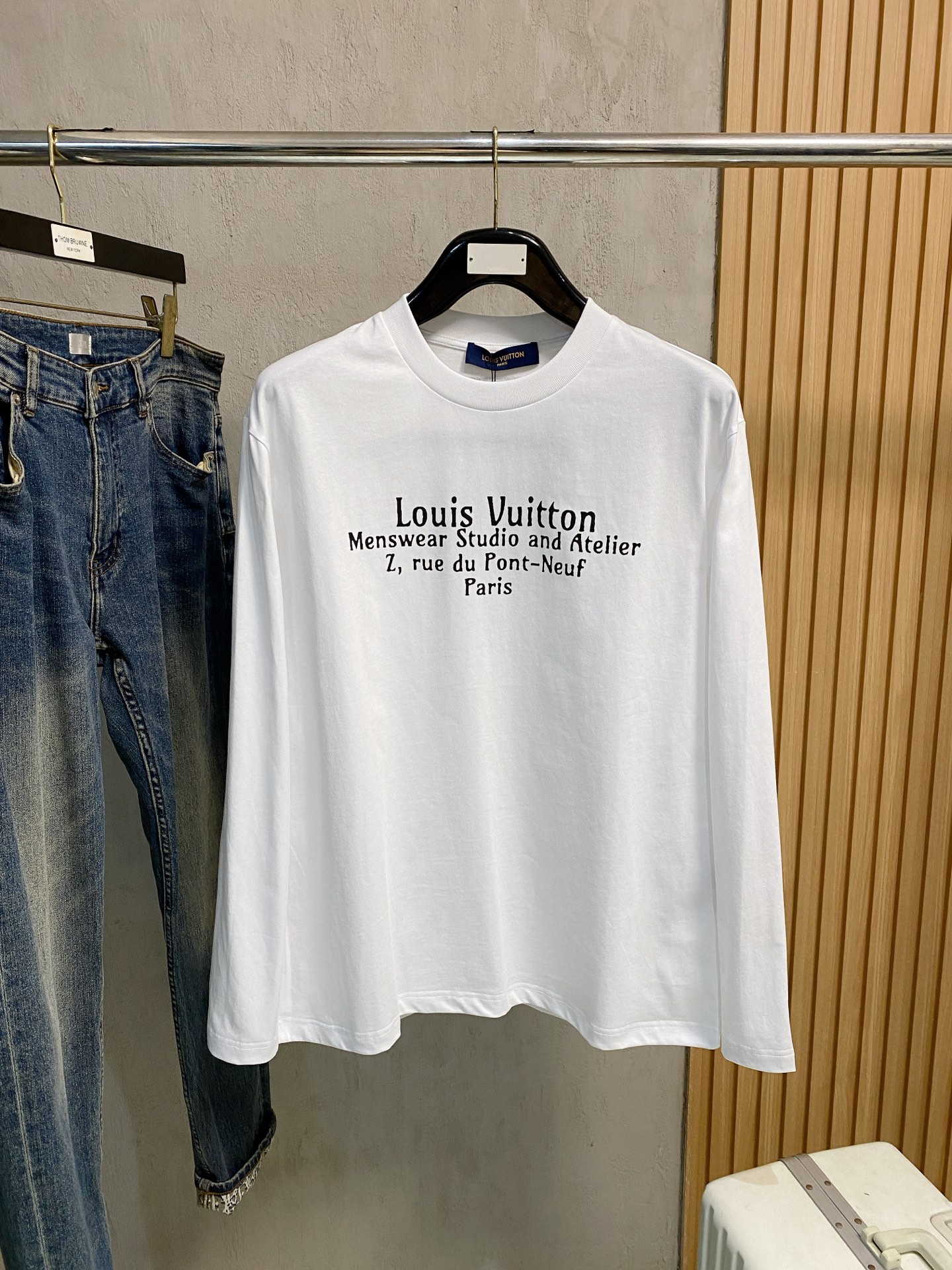 NO:531642,High-version Lv 2025 new classic round neck long sleeves, fashionable and versatile classic elements create exquisite craftsmanship counter fabrics, top-level elements are fusion, classic short sleeves 3 standards complete, trendy men's fashion, whether it is the comfort of the upper body or it is an incomparable existence, a must-have for male gods. Code number XS-XL,,louis vuitton, T-shirt, alexander wang19860909高版本 Lv 2025新款经典圆领长袖 时尚百搭经典元素打造精致工艺专柜面料,顶级元素融合打造,经典短袖3标齐全,潮男时尚,无论是上身舒适度还是都是无可比拟的存在,男神必备.码数XS-XL,,louis vuitton,T-shirt,alexander wang,Men's clothing