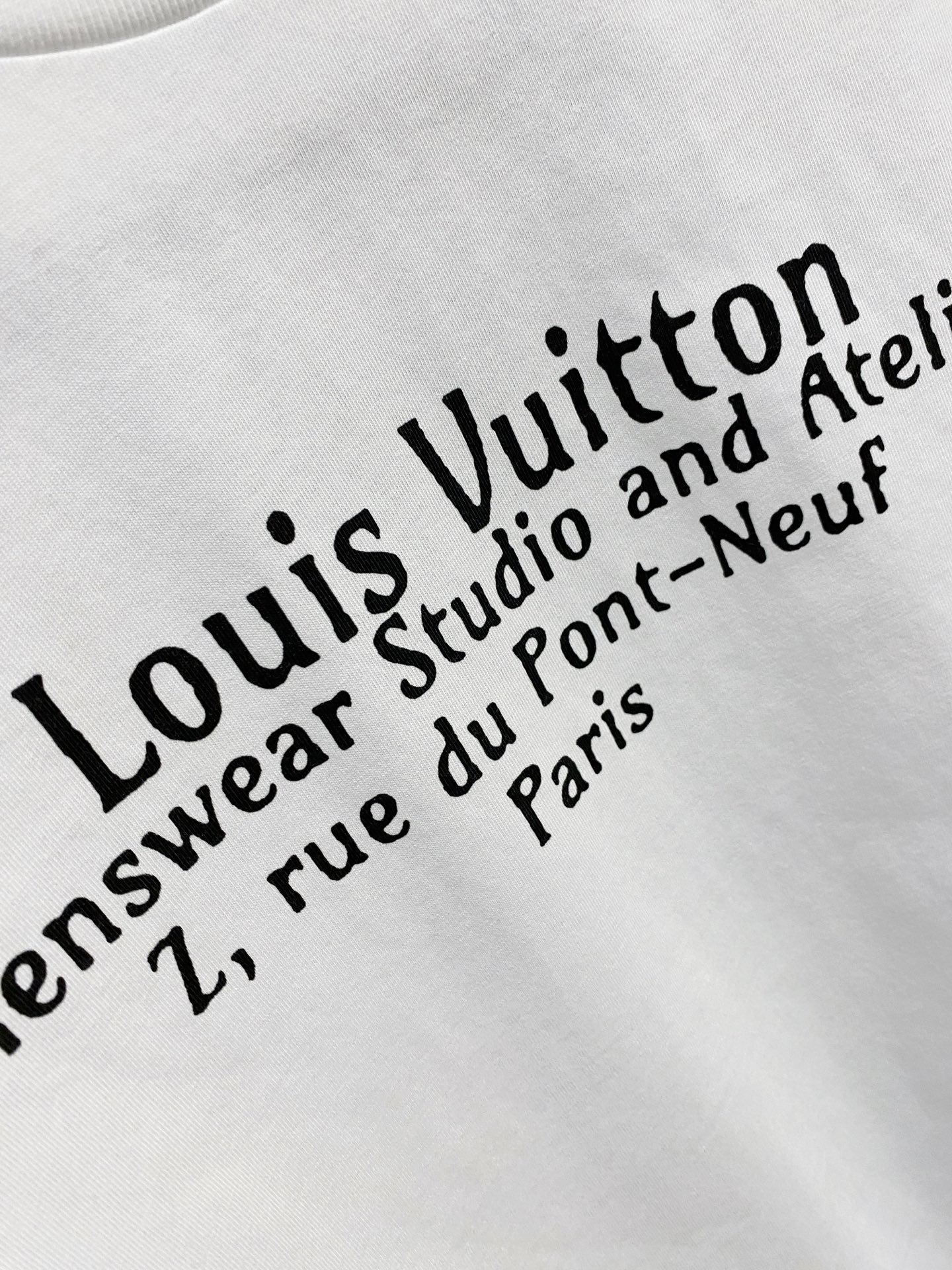 高版本 Lv 2025新款经典圆领长袖 时尚百搭经典元素打造精致工艺专柜面料，顶级元素融合打造，经典短袖