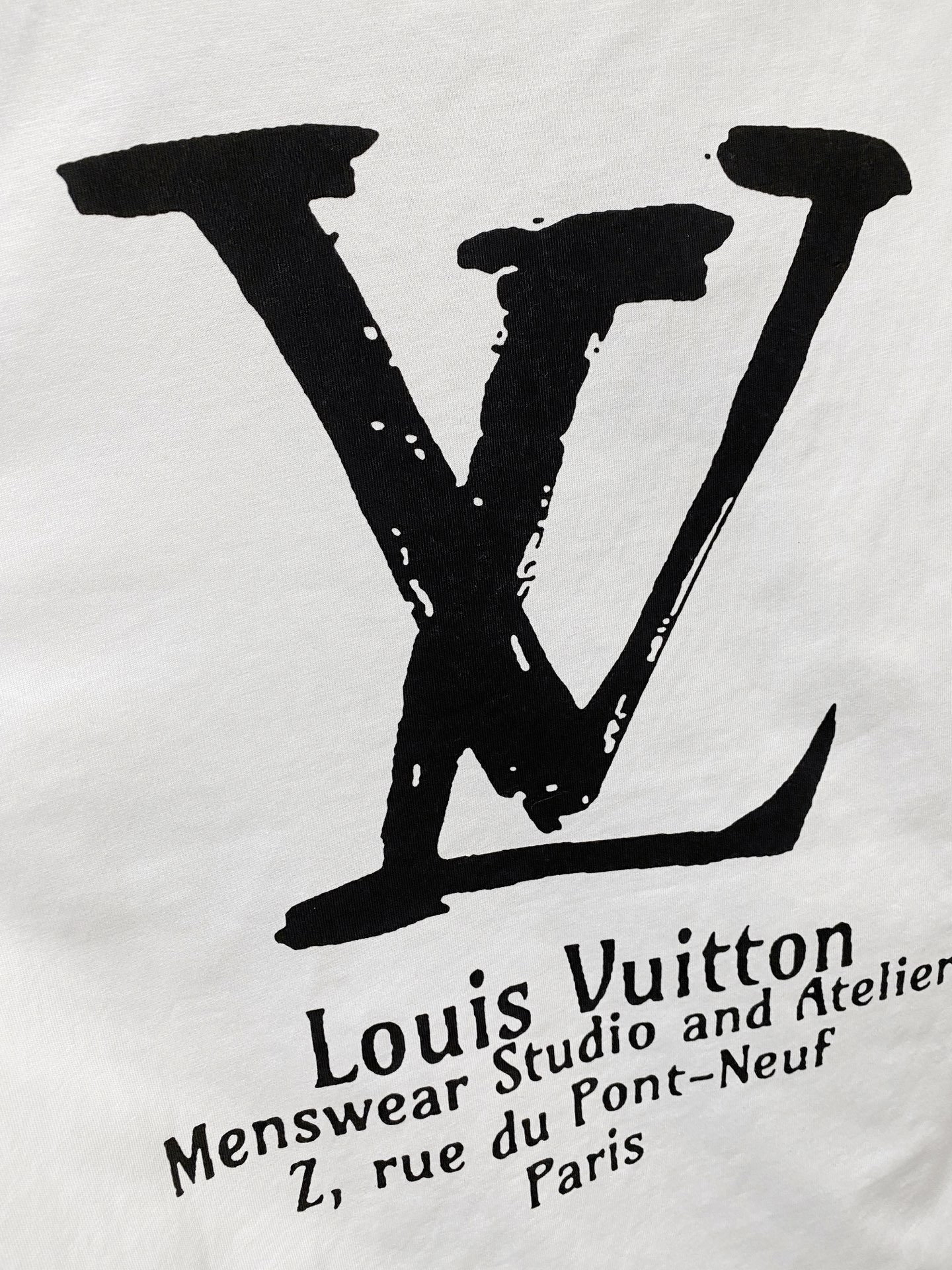 高版本 Lv 2025新款经典圆领长袖 时尚百搭经典元素打造精致工艺专柜面料，顶级元素融合打造，经典短袖