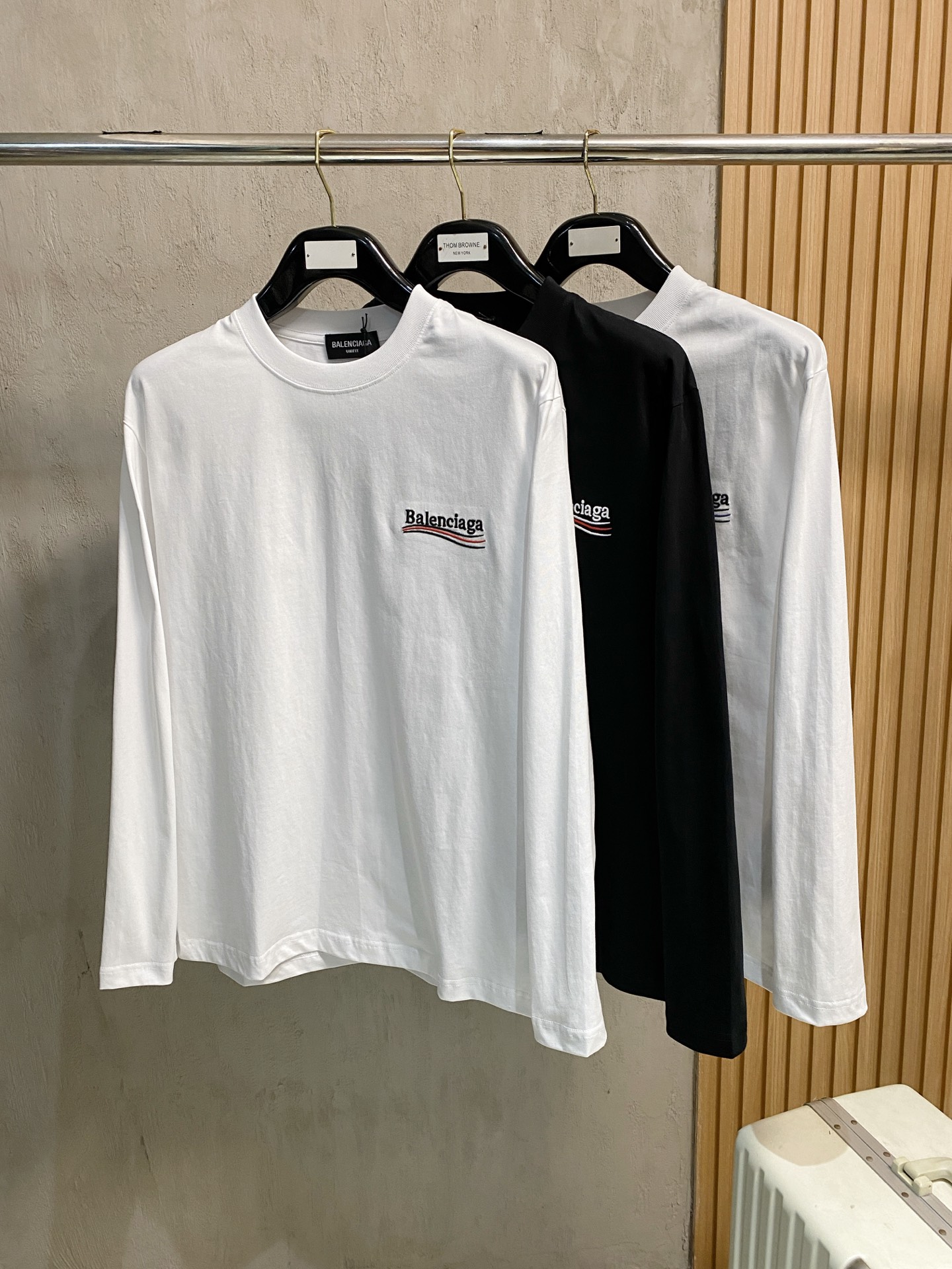 高版本 巴黎 2025新款经典圆领长袖 时尚百搭经典元素打造精致工艺专柜面料，顶级元素融合打造，经典短袖