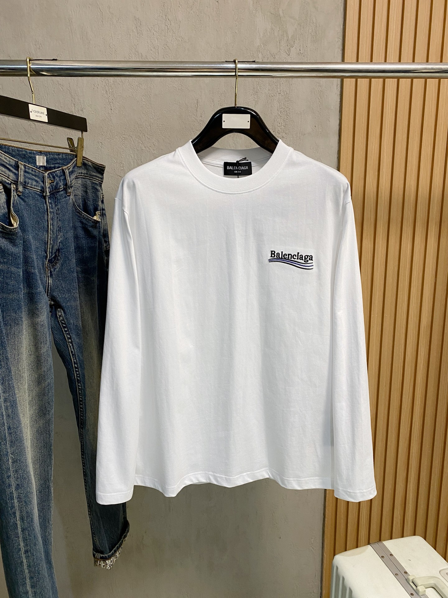 NO:531645,High-version Paris 2025 new classic round neck long sleeves, fashionable and versatile classic elements create exquisite craftsmanship counter fabrics, top-level elements are fusion, classic short sleeves 3 standards complete, trendy men's fashion, whether it is the comfort of the upper body or it is an incomparable existence, a must-have for male gods. Code number XS-XL, T-shirt, alexander wang19860909高版本 巴黎 2025新款经典圆领长袖 时尚百搭经典元素打造精致工艺专柜面料,顶级元素融合打造,经典短袖3标齐全,潮男时尚,无论是上身舒适度还是都是无可比拟的存在,男神必备.码数XS-XL,,T-shirt,alexander wang,Men's clothing