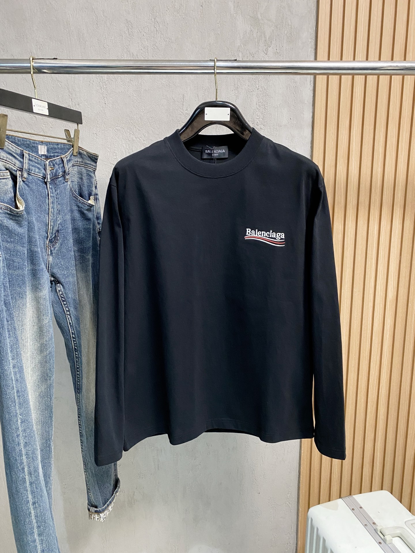 高版本 巴黎 2025新款经典圆领长袖 时尚百搭经典元素打造精致工艺专柜面料，顶级元素融合打造，经典短袖