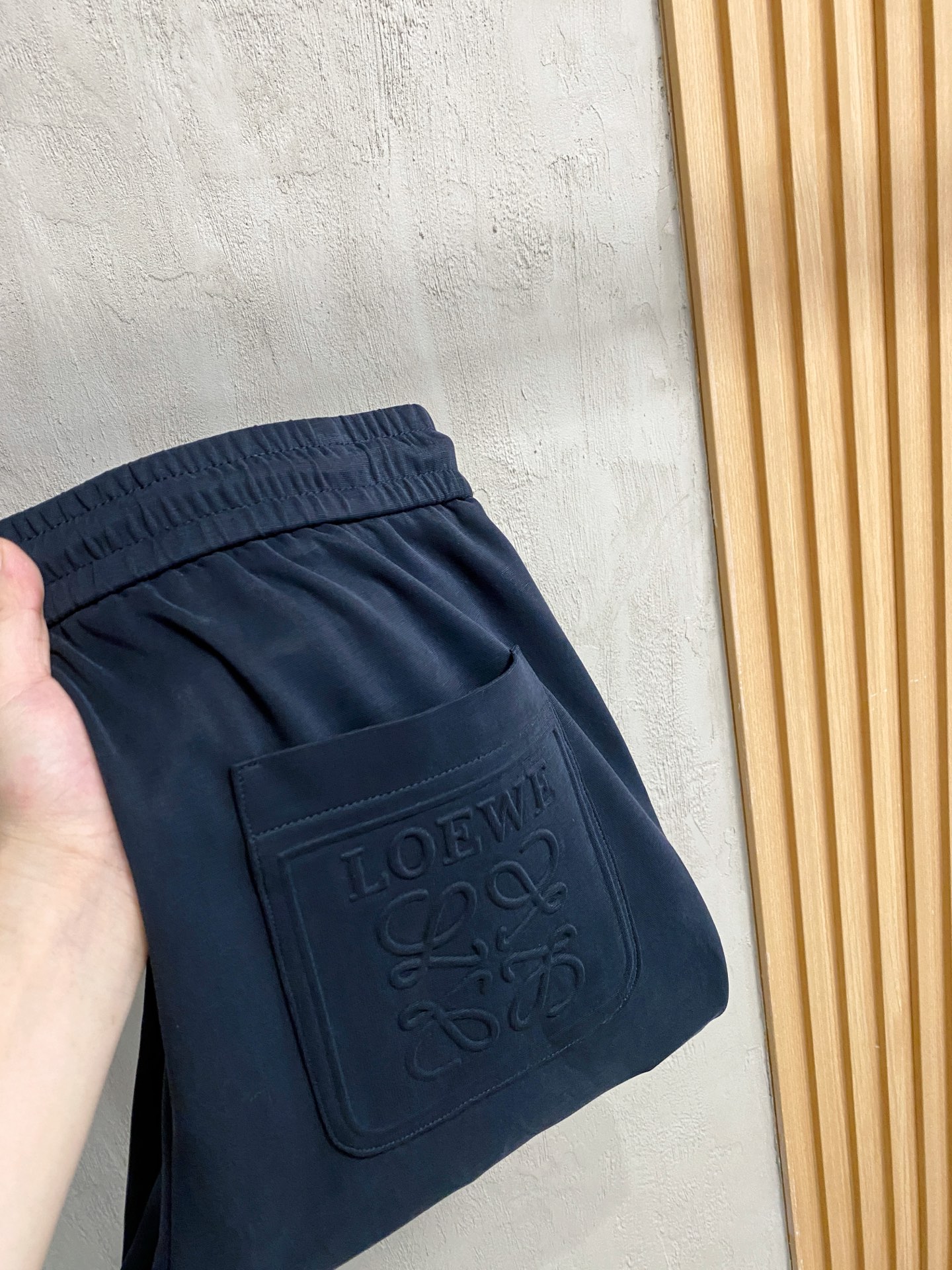 NO:527315,Luo Yiwei exclusively offers new casual pants, high-end version!  Customized fabrics for counters are highly comfortable, impeccable in details, and the brand element design concept reflects high quality. They feel delicate and soft!  It is casually cut, with a great upper body style!  Code number M-3XL, loewe, alexander wang19860909罗意威独家专供新款休闲裤 高端版本！专柜定制面料 舒适度高,细节无可挑剔,品牌元素设计理念,体现高品质.手感细腻柔软！呈现休闲裁剪,上身版型超赞！码数M-3XL,,loewe,alexander wang,Men's clothing