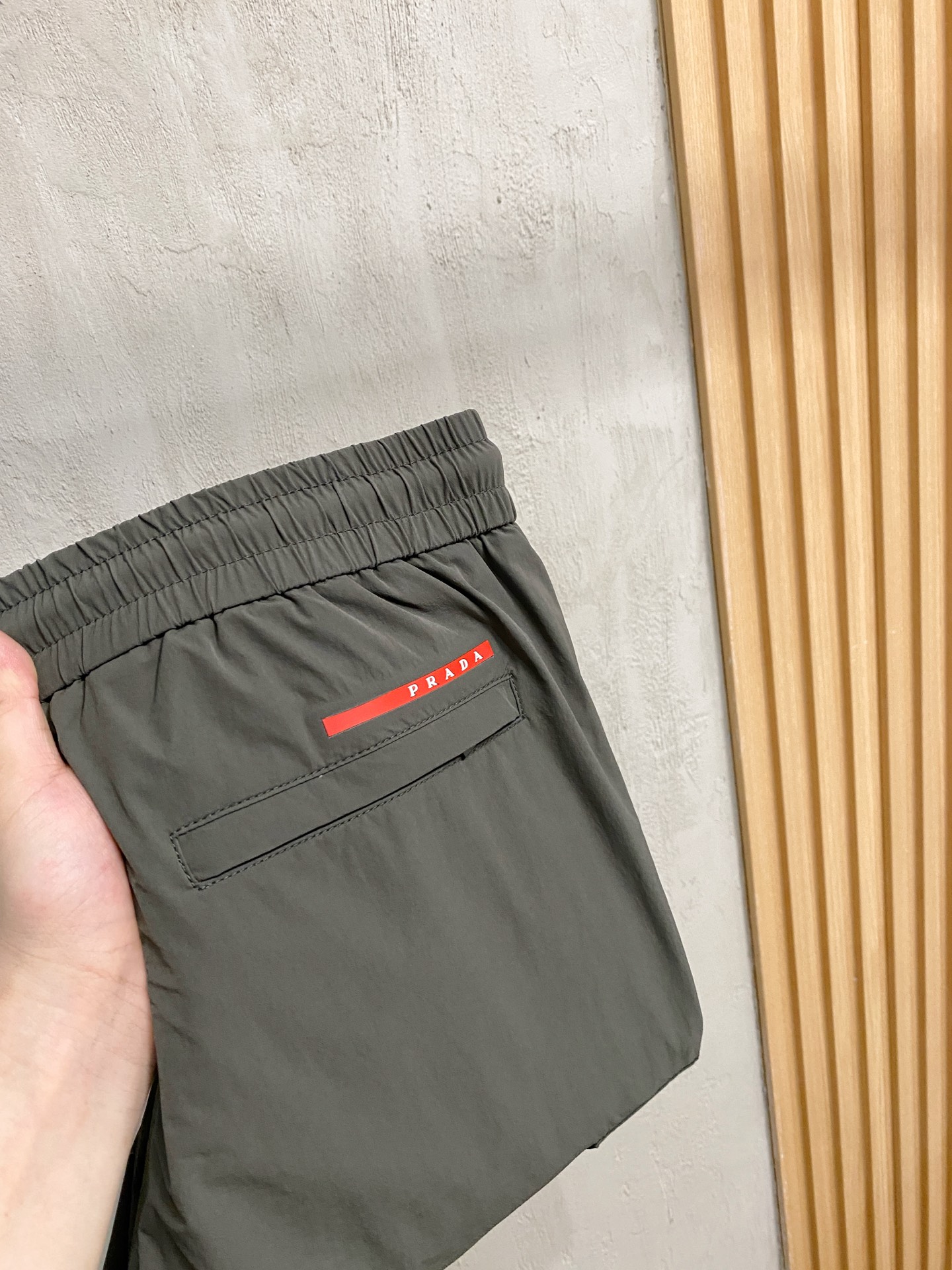 NO:527318,Prada exclusively offers new casual pants, high-end version!  Customized fabrics for counters are highly comfortable, impeccable in details, and the brand element design concept reflects high quality. They feel delicate and soft!  It is casually cut, with a great upper body style!  Code number M-3XL, prada, alexander wang19860909普拉达独家专供新款休闲裤 高端版本！专柜定制面料 舒适度高,细节无可挑剔,品牌元素设计理念,体现高品质.手感细腻柔软！呈现休闲裁剪,上身版型超赞！码数M-3XL,,prada,alexander wang,Men's clothing