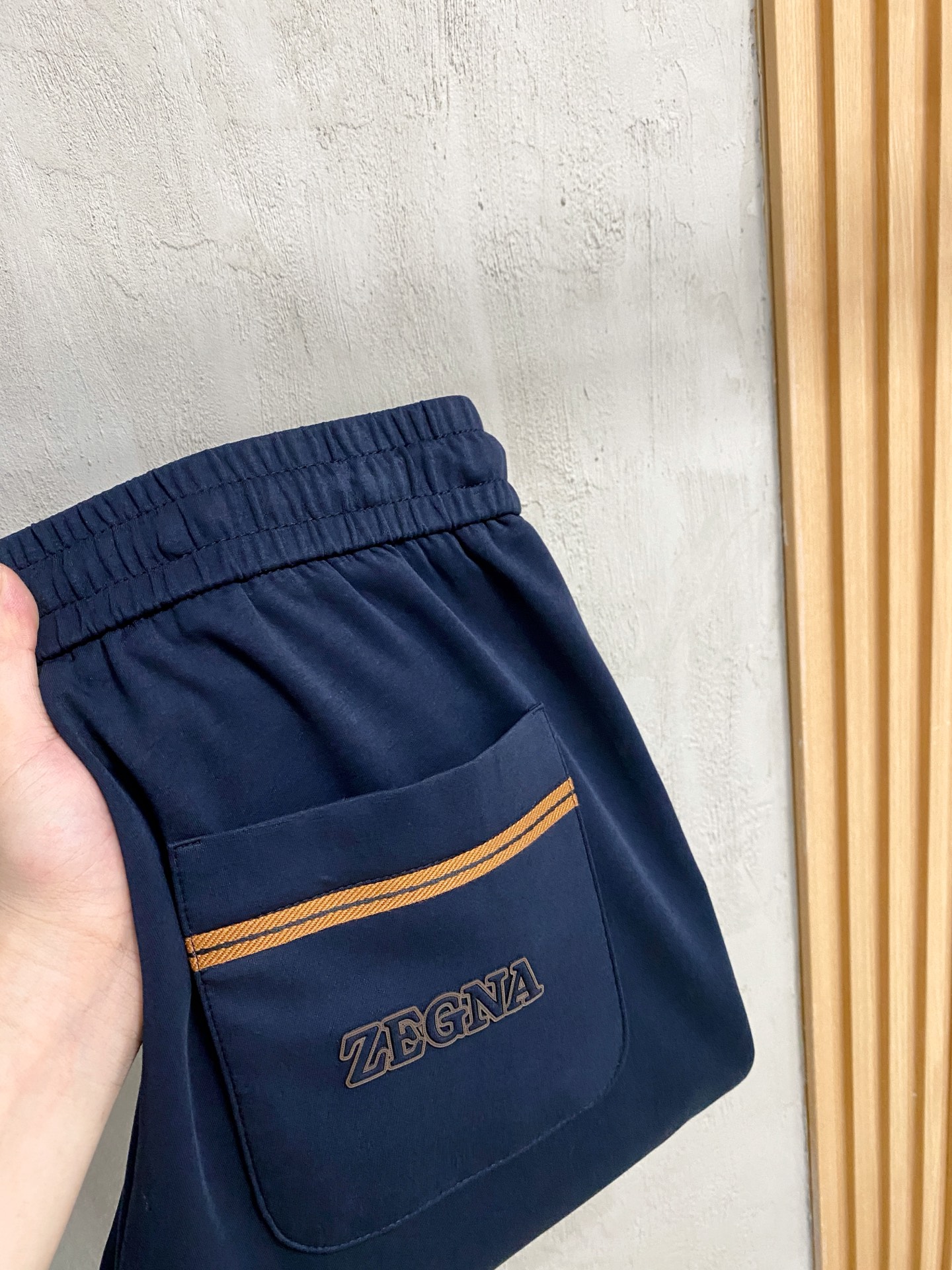 NO:527321,Jenia exclusively offers new casual pants, high-end version!  Customized fabrics for counters are highly comfortable, impeccable in details, and the brand element design concept reflects high quality. They feel delicate and soft!  It is casually cut, with a great upper body style!  Code number M-3XL, zegna, alexander wang19860909杰尼亚独家专供新款休闲裤 高端版本！专柜定制面料 舒适度高,细节无可挑剔,品牌元素设计理念,体现高品质.手感细腻柔软！呈现休闲裁剪,上身版型超赞！码数M-3XL,,zegna,alexander wang,Men's clothing