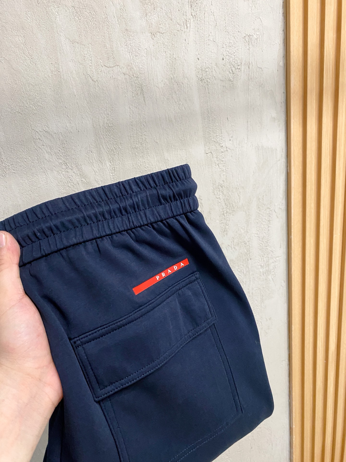 NO:527327,Prada exclusively available for new casual pants, high-end version!  Customized fabrics for counters are highly comfortable, impeccable in details, and the brand element design concept reflects high quality. They feel delicate and soft!  It is casually cut, with a great upper body style!  Code number M-3XL, prada, alexander wang19860909普拉达 独家专供新款休闲裤 高端版本！专柜定制面料 舒适度高,细节无可挑剔,品牌元素设计理念,体现高品质.手感细腻柔软！呈现休闲裁剪,上身版型超赞！码数M-3XL,,prada,alexander wang,Men's clothing