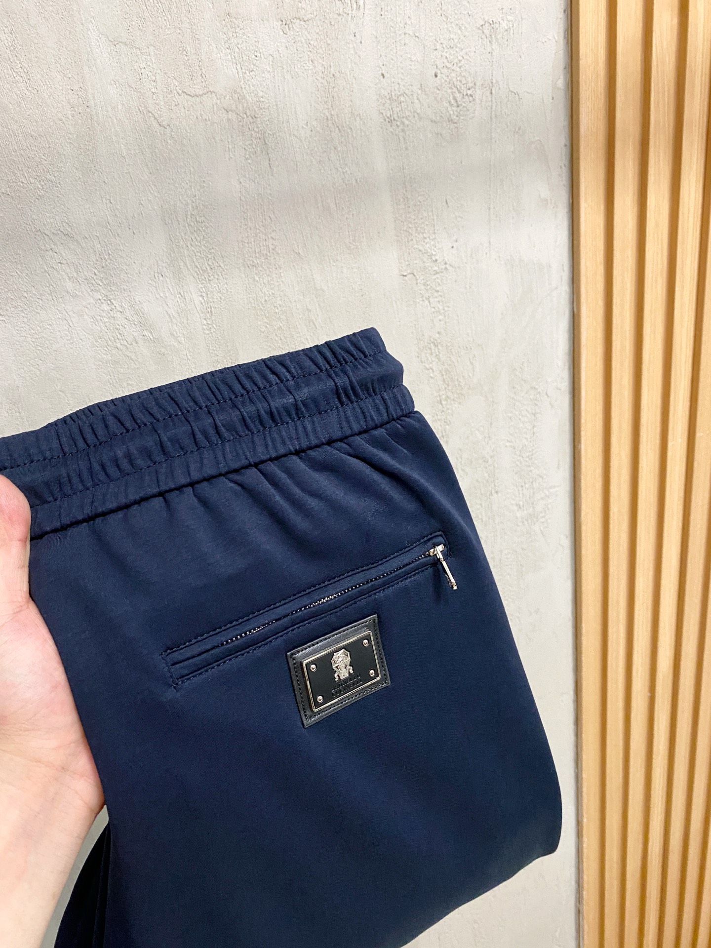 NO:530589,BC exclusively available for new casual pants High-end version!  Customized fabrics for counters are highly comfortable, impeccable in details, and the brand element design concept reflects high quality. They feel delicate and soft!  It is casually cut, with a great upper body style!  Code number M-3XL, alexander wang19860909bc 独家专供新款休闲裤 高端版本！专柜定制面料 舒适度高,细节无可挑剔,品牌元素设计理念,体现高品质.手感细腻柔软！呈现休闲裁剪,上身版型超赞！码数M-3XL,,alexander wang,Men's clothing