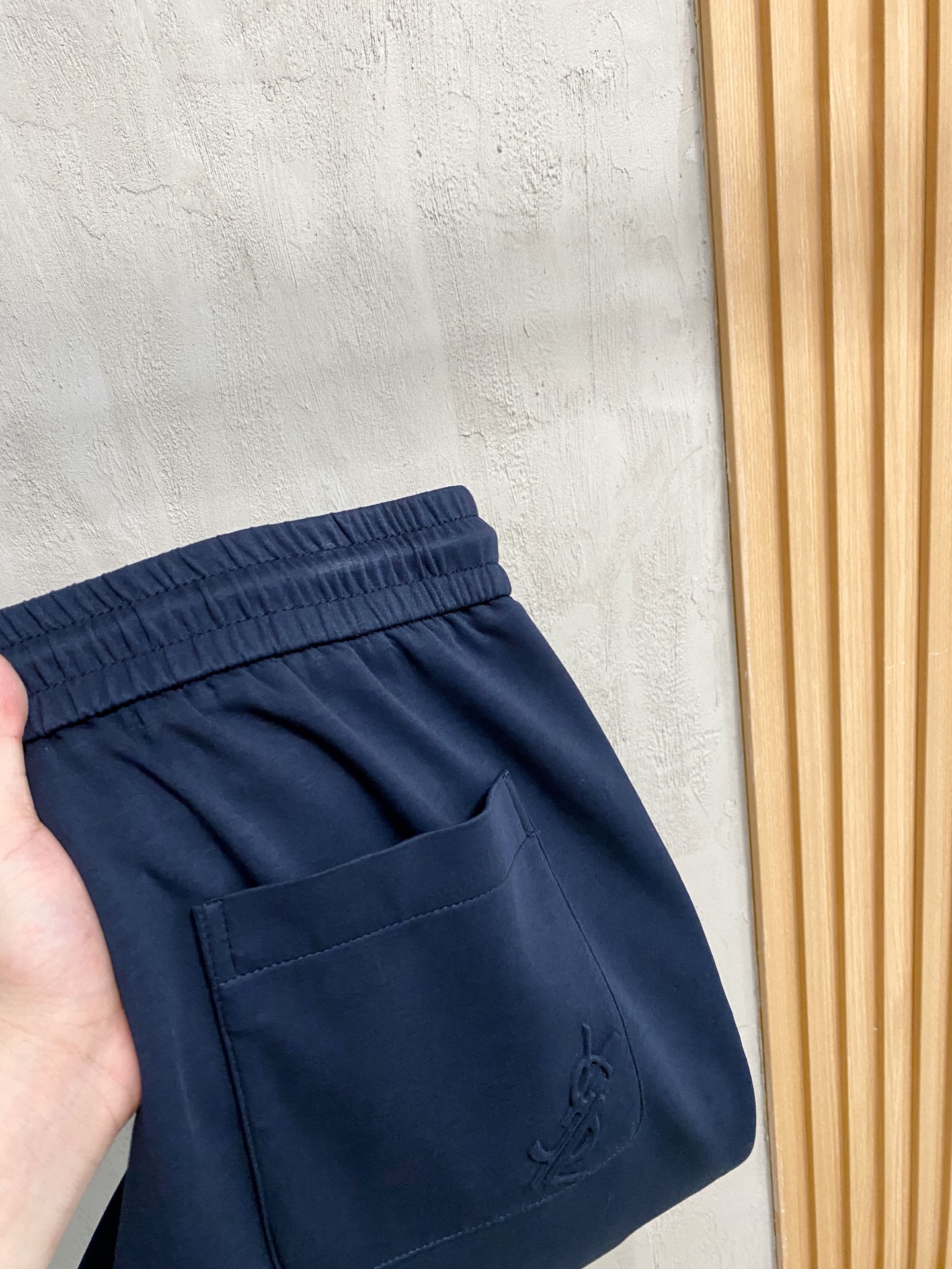 NO:530592,Saint Laurent exclusively for new casual pants, high-end version!  Customized fabrics for counters are highly comfortable, impeccable in details, and the brand element design concept reflects high quality. They feel delicate and soft!  It is casually cut, with a great upper body style!  Code number M-3XL, saint laurent,alexander wang19860909圣罗兰 独家专供新款休闲裤 高端版本！专柜定制面料 舒适度高,细节无可挑剔,品牌元素设计理念,体现高品质.手感细腻柔软！呈现休闲裁剪,上身版型超赞！码数M-3XL,,saint laurent,alexander wang,Men's clothing