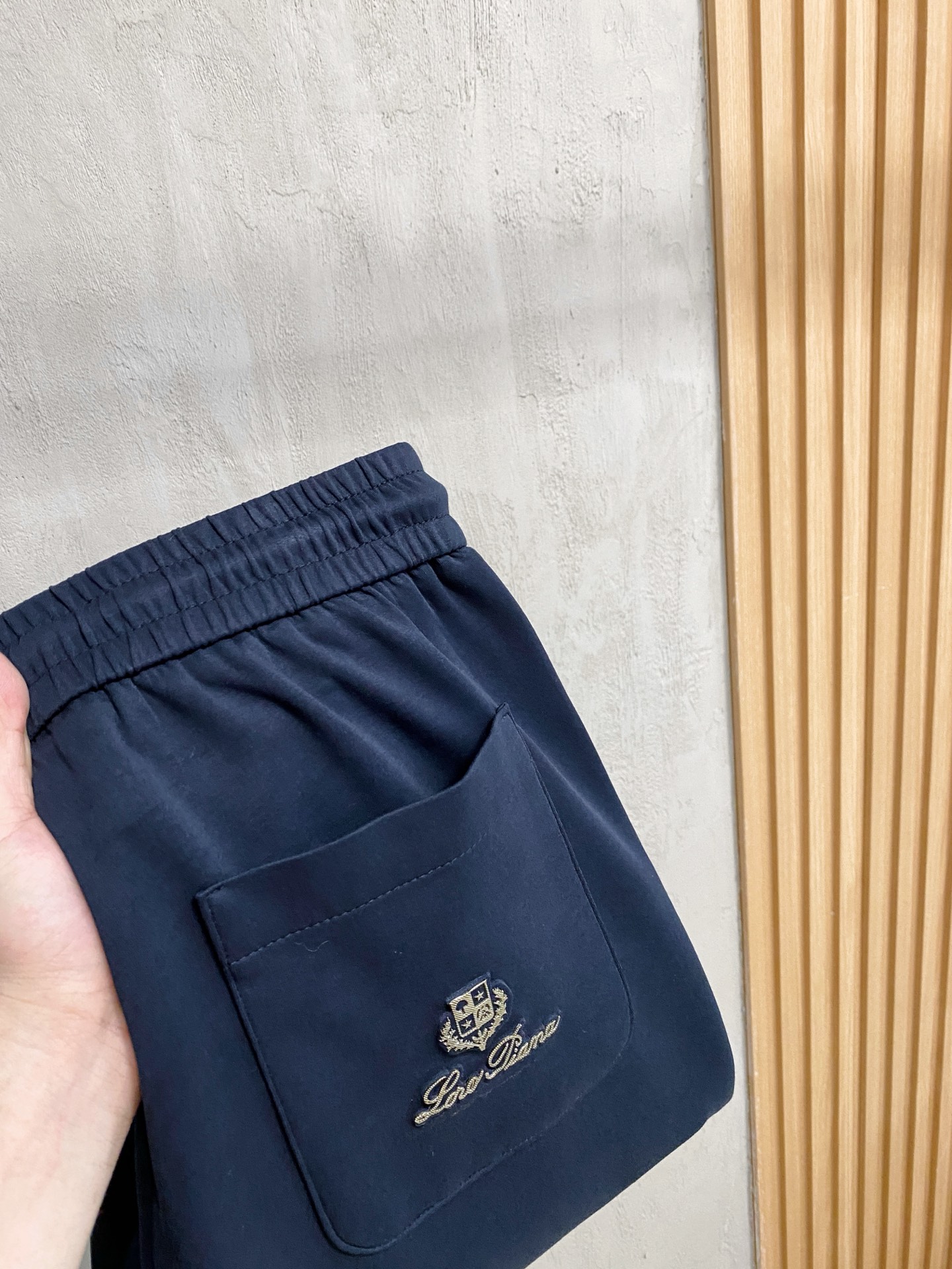 NO:530569,LP exclusively available for new casual pants, high-end version!  Customized fabrics for counters are highly comfortable, impeccable in details, and the brand element design concept reflects high quality. They feel delicate and soft!  It is casually cut, with a great upper body style!  Code number M-3XL, loro piana, alexander wang19860909LP 独家专供新款休闲裤 高端版本！专柜定制面料 舒适度高,细节无可挑剔,品牌元素设计理念,体现高品质.手感细腻柔软！呈现休闲裁剪,上身版型超赞！码数M-3XL,,loro piana,alexander wang,Men's clothing