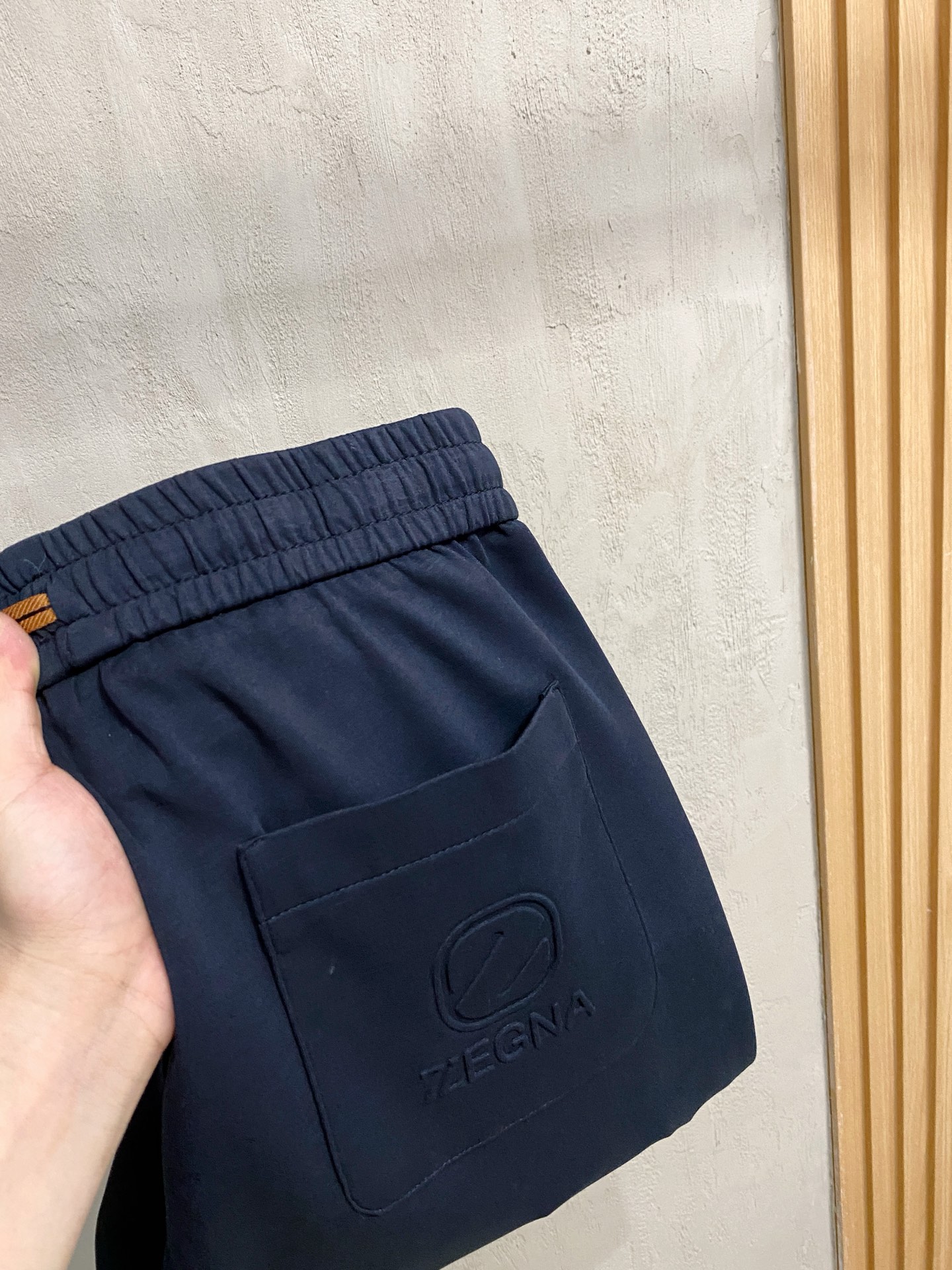 NO:530575,Jenia exclusively available for new casual pants, high-end version!  Customized fabrics for counters are highly comfortable, impeccable in details, and the brand element design concept reflects high quality. They feel delicate and soft!  It is casually cut, with a great upper body style!  Code number M-3XL, zegna, alexander wang19860909杰尼亚 独家专供新款休闲裤 高端版本！专柜定制面料 舒适度高,细节无可挑剔,品牌元素设计理念,体现高品质.手感细腻柔软！呈现休闲裁剪,上身版型超赞！码数M-3XL,,zegna,alexander wang,Men's clothing