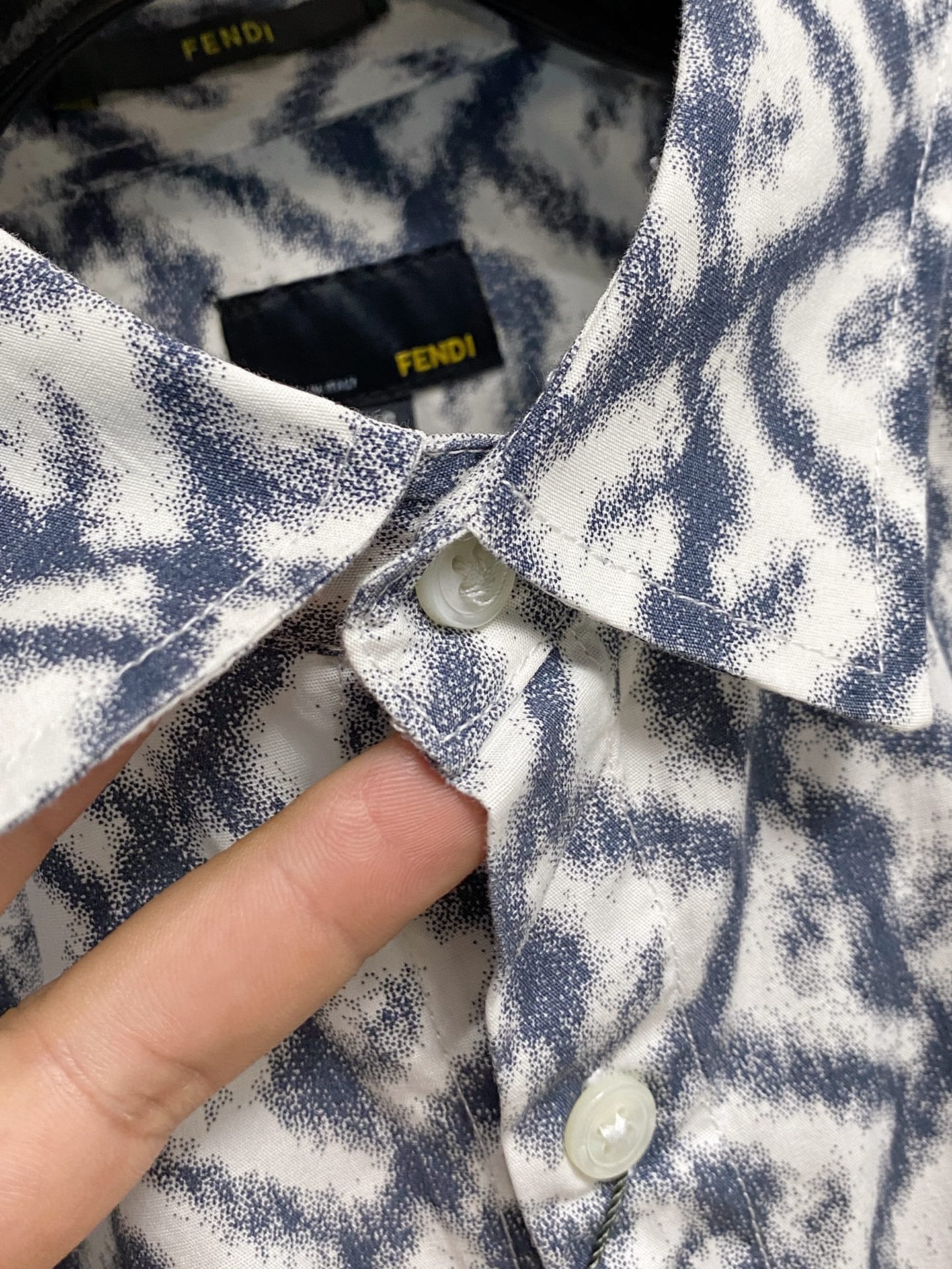 芬迪 2025ss春夏时尚大爆款短袖衬衫，贸易公司渠道货，品相完美如斯，属于入柜级别，可预见性的爆款，高