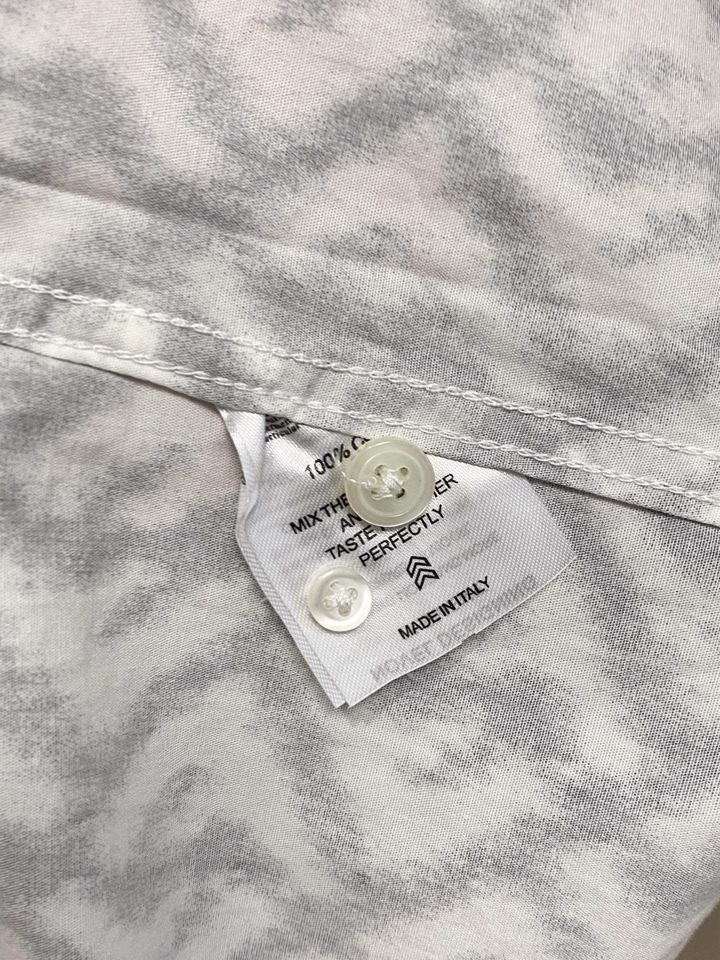 芬迪 2025ss春夏时尚大爆款短袖衬衫，贸易公司渠道货，品相完美如斯，属于入柜级别，可预见性的爆款，高