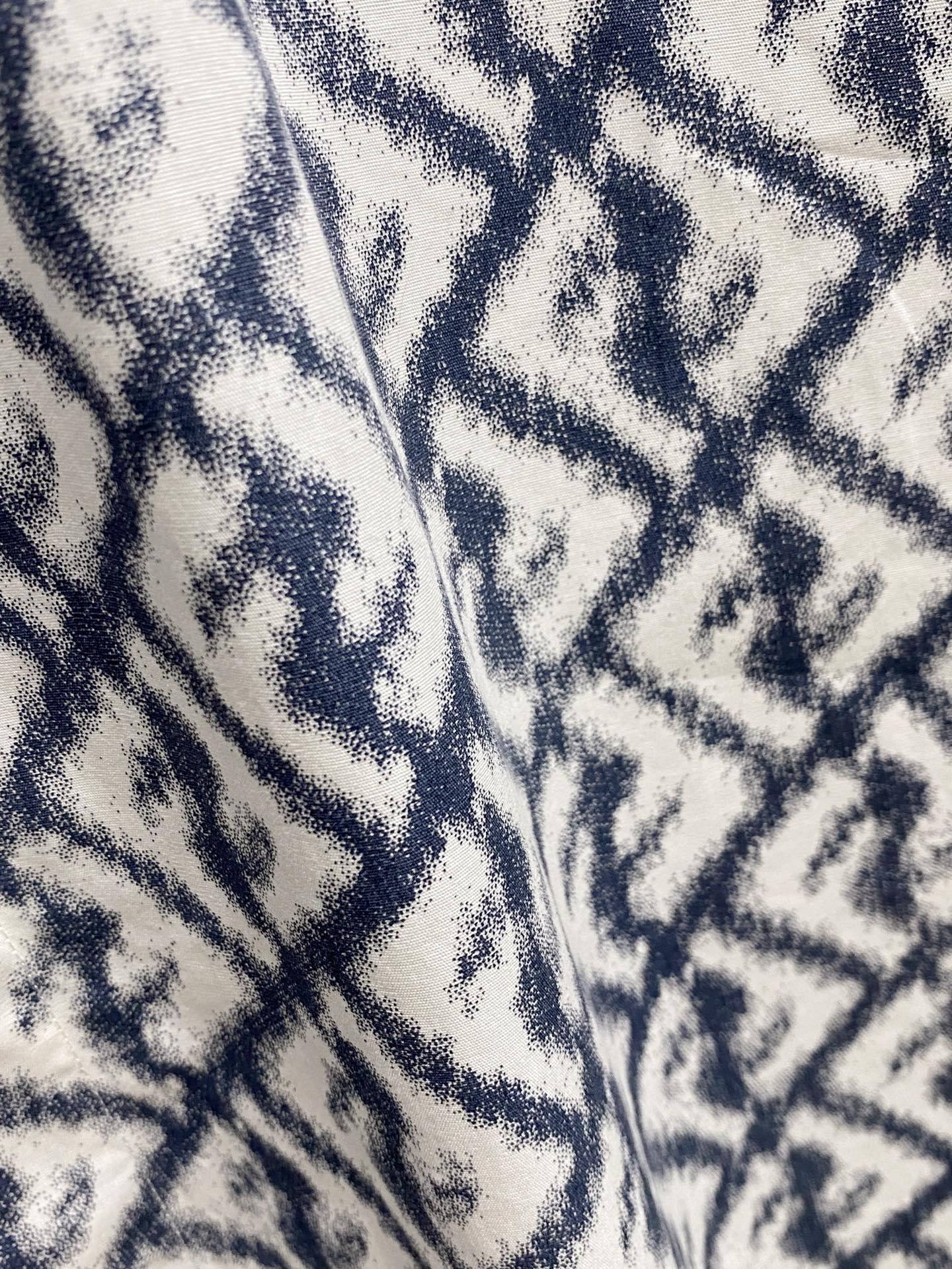 芬迪 2025ss春夏时尚大爆款短袖衬衫，贸易公司渠道货，品相完美如斯，属于入柜级别，可预见性的爆款，高