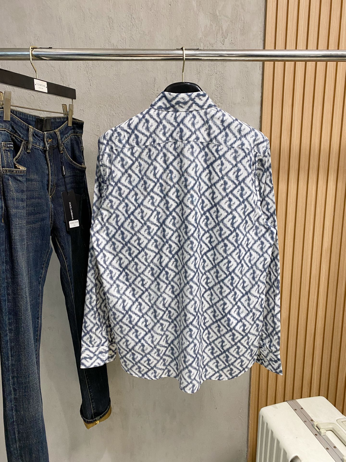 芬迪 2025ss春夏时尚大爆款短袖衬衫，贸易公司渠道货，品相完美如斯，属于入柜级别，可预见性的爆款，高