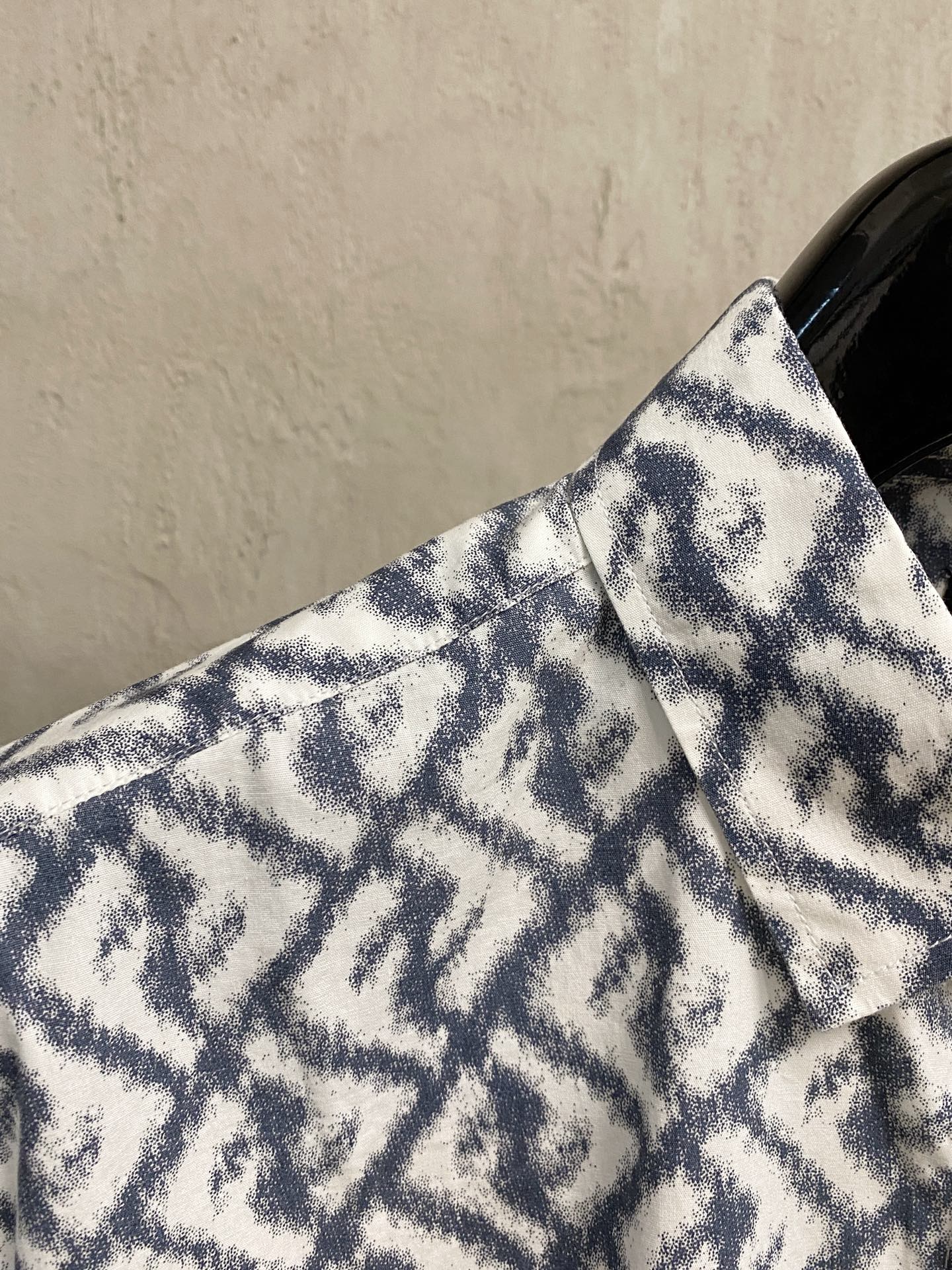 芬迪 2025ss春夏时尚大爆款短袖衬衫，贸易公司渠道货，品相完美如斯，属于入柜级别，可预见性的爆款，高